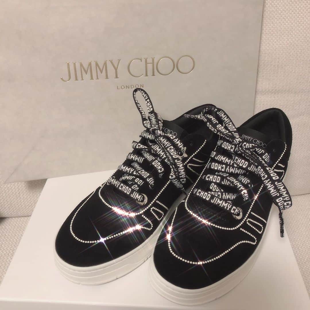 日下部美愛のインスタグラム：「自分へのご褒美に‪‪❤︎‬  #jimmychoo #ジミーチュウ #スニーカー」