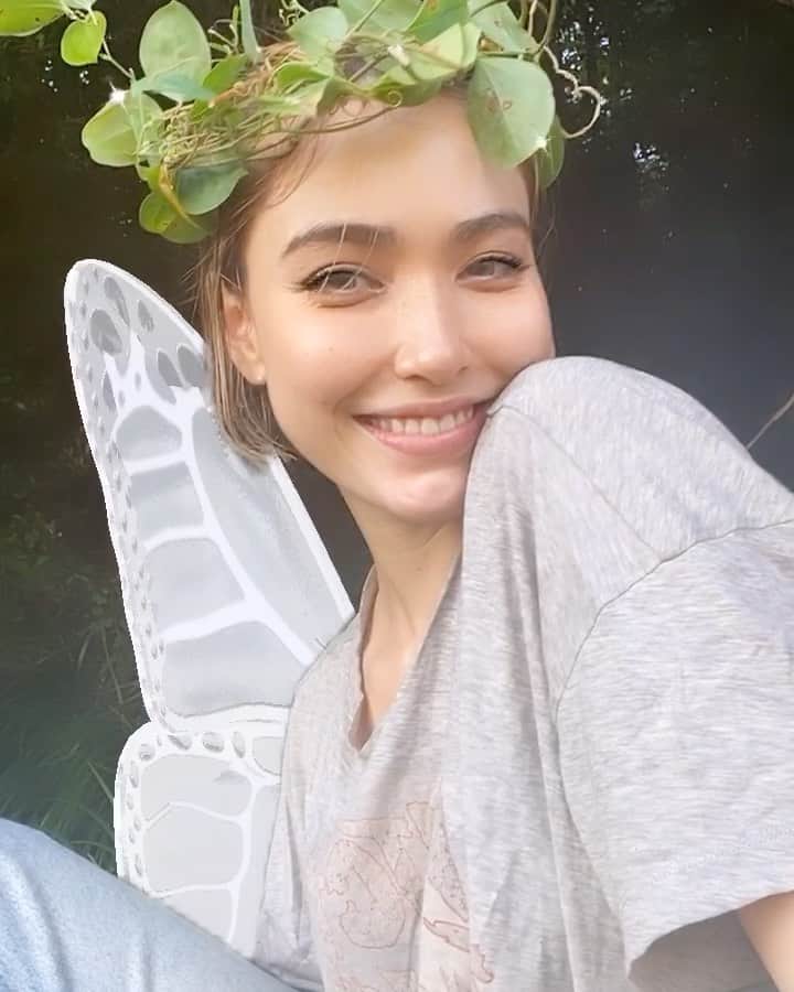 ダンシーシャノン美沙のインスタグラム：「Alice in wonderland 🦋✨🧚‍♀️  つるで草冠作ったよ🤍あたまに乗せると落ち着く🌱  #aliceinwonderland #nature #naturelovers #love #energyhealing #yogini  #peace」