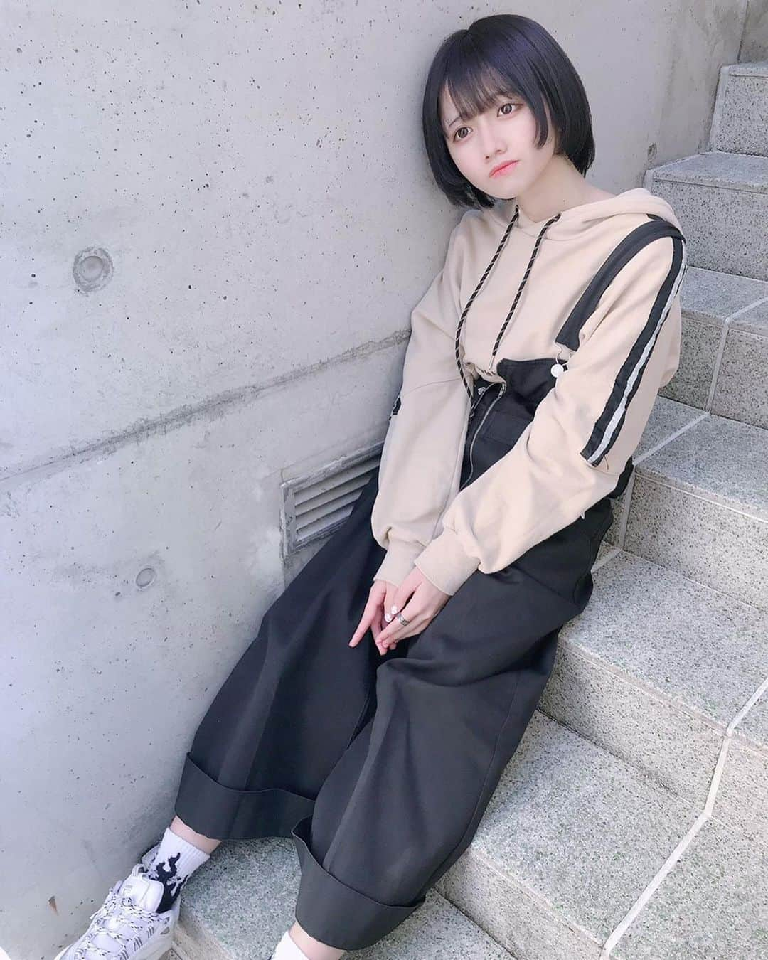 南茉莉花のインスタグラム：「髪の毛暗くしました！どうかな？ コメントしてちょ🥺  #ショートカット  #黒髪  #黒髪ショート  #パーカー女子  #パーカーコーデ  #オーバーオール  #サロペット  #暗髪カラー」