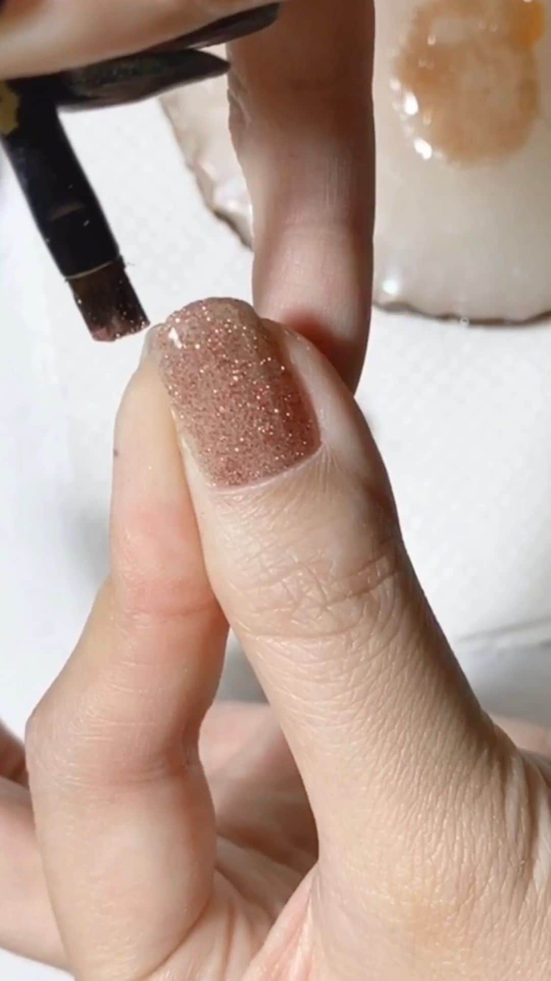 なかやまちえこのインスタグラム：「⠀③の続きです。⠀ グリッターをぎっしり塗る塗り方。⠀ ⠀ How to glitter！ ⠀ PREGEL・Betty gel・きまぐれキャット・PREANFA・PREXY商品は、⠀ ⠀ ネイリストの方は↓ ⠀ プリモール @nail_premall ⠀ http://gelnailshop.com/ ⠀ ⠀ キャンディポケット @candypocket_official ⠀ http://www.beautysupport.jp/sm/script_main/shoptop.php ⠀ ⠀ セルフの方は↓ ⠀ ジョイアート @joyartofficial ⠀ http://joyart.biz/ ⠀ にて購入頂けます☺️⠀  #nail #nails #nailart #ネイル #美甲 #ネイルアート  #japanesenailart #manucure #japanesenails #manicurist #gelnails #أظافر #네일아트 #미용 #vẽmóng #ジェルオフ #removegel @preanfaofficial @prexyofficial」
