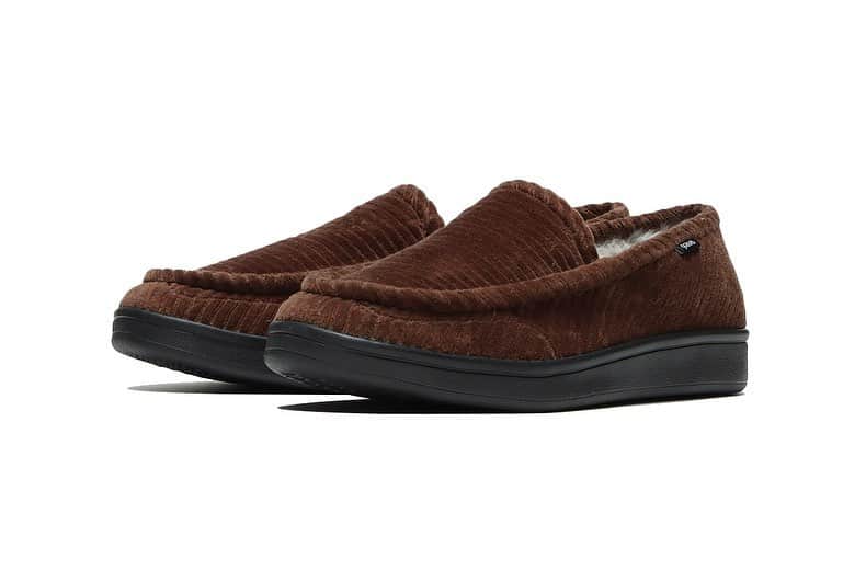 のインスタグラム：「gravis 2020 Autumn & Winter  "Casual Hybrid" ZIMMER  ルームシューズを彷彿させるアッパーデザインとgravisを代表する軽量OUTSOLEを融合させたスリップオンスタイル。アッパーは太畝コーデュロイ生地を用い、ライニングにはファー素材を採用することで快適なフィット感と履き心地を実現。インソールはクッション性、安定感、耐久性に優れ抗菌防臭の機能も併せ持つ"C9Lv2”を装備。アウトソールは軽量で耐摩耗性に優れる素材"CLOUD LITE"を原料とし、防滑性の高いOLIVE SOLEパターンデザインを採用。  #gravis #sneakers」