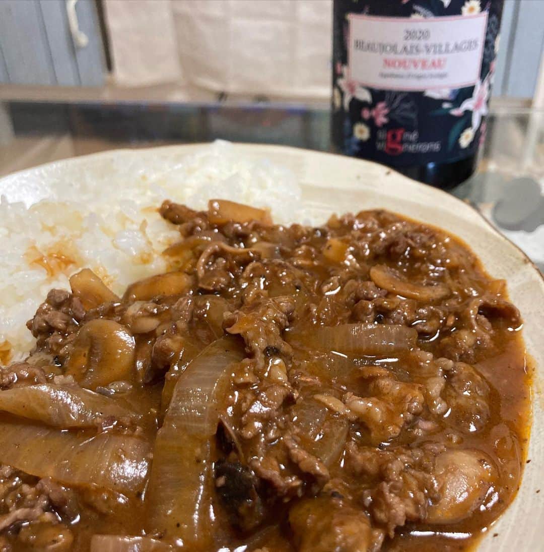 宮戸洋行のインスタグラム：「今日は料理研究家リュウジさんのバズレシピより『至高のハヤシライス』を！使用するワインはボジョレーヌーヴォーで作ってみました！激ウマです！リュウジさんのバズレシピには3日1回ペースでお世話なってますm(_ _)m一度お会いしてみたい人です！」