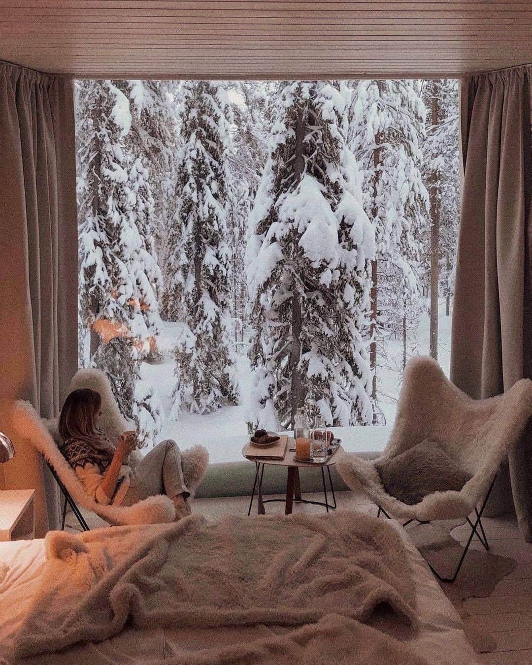 Discover Earthさんのインスタグラム写真 - (Discover EarthInstagram)「With who would you like to spend the night there? ❄️ Cozy winter cabin in Finland #discoverfinland🇫🇮 with @belaya.lena  . . . . .  #helsinki  #visithelsinki  #thisisfinland  #ourfinland  #ig_finland  #finland_photolovers  #finnishnature  #lovelyfinland ​ ​#discoverfinland  #フィンランド  #finnishmoments ​#igersfinland  #syksy  #kesä  #finnish  #scandinavia  #финляндия  #lapland ​#finland ​#suomi ​#visitfinland ​#finlandi  #rovaniemi  #landscape」11月21日 20時00分 - discoverearth