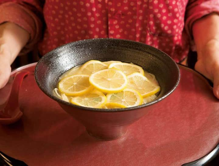 祇園麺処 むらじさんのインスタグラム写真 - (祇園麺処 むらじInstagram)「【SNSで大人気！檸檬ラーメン】  朝と夜が冷え込むようになり、11月を実感します🍂 食欲の秋ですね！  麺処むらじの檸檬ラーメンは、 特製鶏白湯とレモンの酸味がマッチしている女性に大人気のメニューです！ 少し大人な後味が、クセになります。 見た目も可愛らしく、写真撮影をされるお客様も多いですよ。  麺処むらじ祇園本店、室町店ともにディナータイムが オススメのご来店時間です！ 夜ですと特に京都らしい街並みが色濃く感じられ、 席へのすぐのご案内もさせて頂けますよ。 見た目も可愛らしく、写真撮影をされるお客様も多いですよ。  麺処むらじでは様々な感染症対策をし、 皆様にご安心して麺処むらじをお楽しみ頂けるよう、 一同懸命に取り組んでおります。 みなさまのご来店を心よりお待ちしております。  #麺処むらじ #むらじ #ラーメン #ラーメン屋 #レモンラーメン #れもんラーメン　 #檸檬ラーメン #京都のラーメン #京都のラーメン屋さん #ラーメン京都 #麺スタグラム #麺スタグラマー #麺くい #めんすたぐらむ #instakyoto #ramen #iloveramen #weloveramen」11月21日 20時00分 - ramen_muraji