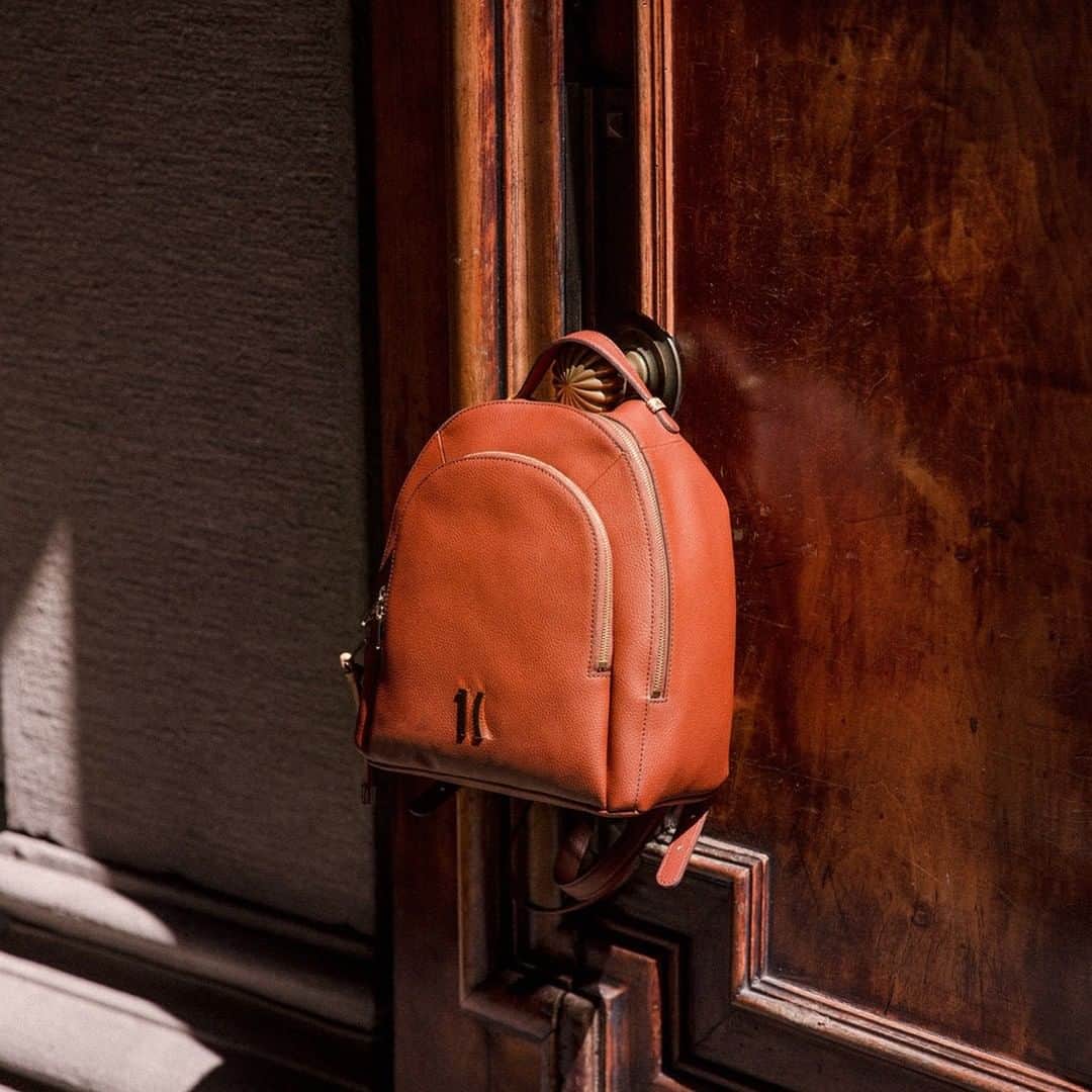 プリマクラッセさんのインスタグラム写真 - (プリマクラッセInstagram)「Versatile, roomy and elegant at the same time, this backpack in soft grainy leather is the perfect ally for free time.  #Opera #FW2021bags #MilanoLoveAffair #AM1C」11月21日 20時00分 - alvieromartini1classe
