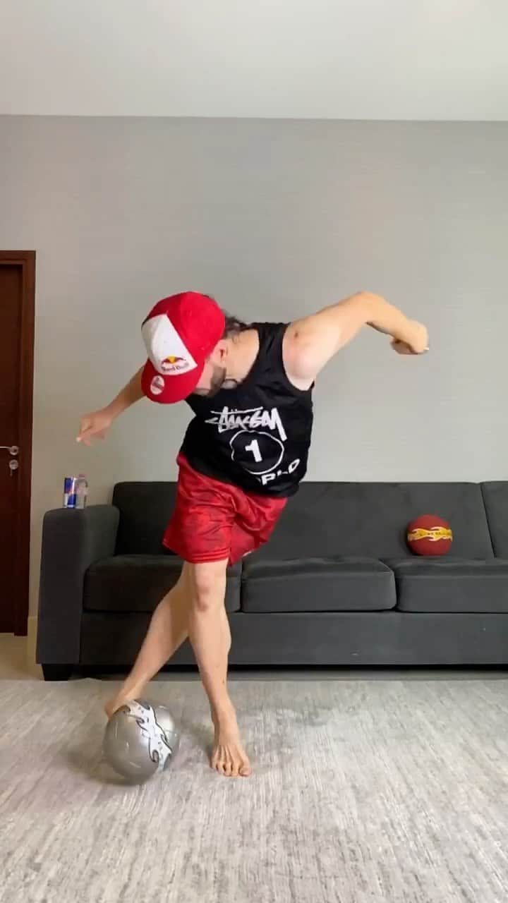 ショーン・ガルニエのインスタグラム：「How many touches on this one ?  ⬇️comment and get follow back⬇️ 🔹 BE READY FOR A NEW CHALLENGE ON 23/11 ! #staytuned #urbanballer #seangarnier #seanfreestyle #urbanballer」