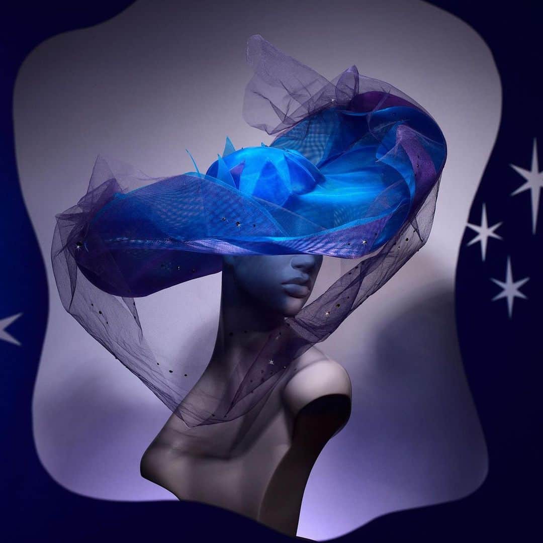 スティーブンジョーンズさんのインスタグラム写真 - (スティーブンジョーンズInstagram)「Analogue Fairydust SS21. ‘Gaïa’ a cavalier hat of crin with jewelled veiling.  #crin #veiling #jewels #hautecouture」11月21日 20時01分 - stephenjonesmillinery