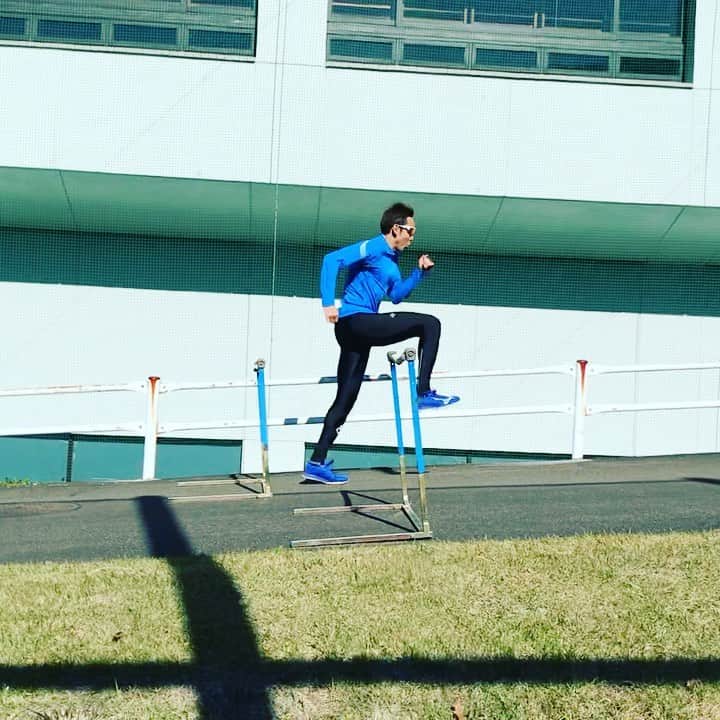 矢澤航のインスタグラム：「* これをやると冬に入ったなと実感するメニュー🏃‍♂️ 冬の始まりは毎年基礎確認の徹底から始めて無駄なものを削ぎ落としてシンプルなものへ戻していくことから始めています 日々増えていく筋肉痛との戦いでございます😇 * 1Step Hurdle(slope) Int-3.7m 振り下ろす脚を身体の真下へ素早く引き込む意識 * #DESCENTE #mizuno #SEV #SAVAS #hurdle #hurdlers #hurdlestraining #hurdlenation #road2tokyo」