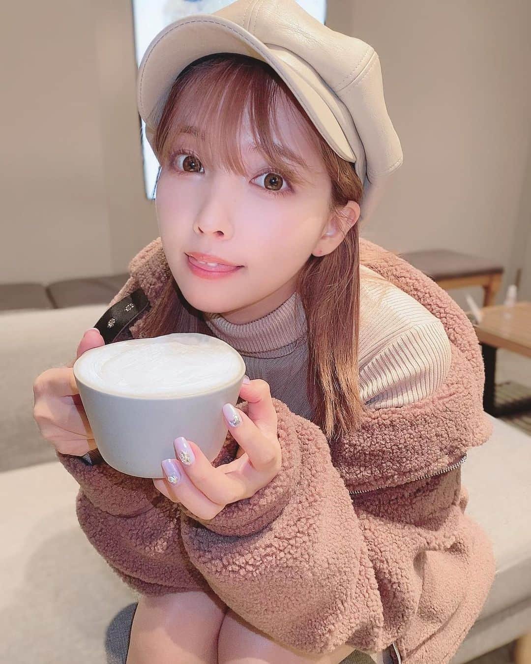 三上悠亜さんのインスタグラム写真 - (三上悠亜Instagram)「今日はちょっぴり寒いね☕️ @miyours.jp のアウター着た🤎 もこもこでかわ。 ブラウンはベージュコーデに合わせると可愛いよ🧸 #miyours  #ゆあ服」11月21日 20時03分 - yua_mikami