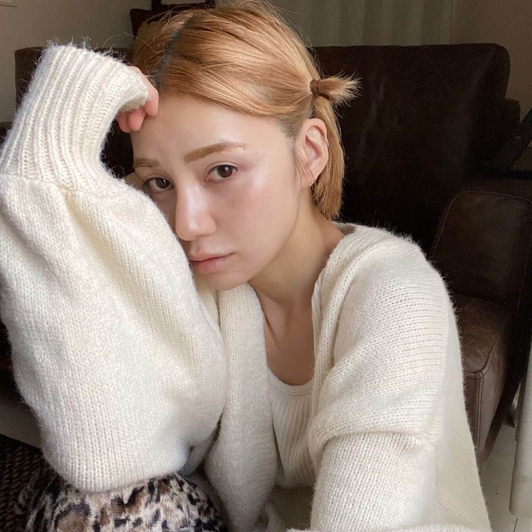 長谷川あやのインスタグラム：「#スキンケアの準備運動 ・ いつも洗顔後すぐに化粧水だったのですが #メルヴィータ のアルガンオイルを 化粧水前に使うようになってから うるおい感が増してこの季節 乾燥肌対策にもいいなぁと思い愛用中✨ ・ クリスマス限定でスズランの香りの アルガンオイルが発売中🎄 フランスでスズランの花は 「幸せを運ぶ」と言われていて まさにホリデーシーズンにピッタリ💛 ・ 11/20～12/6まで店頭で無料でサンプルセット （アルガンオイル5回分サンプルとシートマスク）が もらえるキャンペーンもあるので ぜひチェックしてみてください💛 ・ #アルガンオイル#オーガニックコスメ#化粧水ごくごくオイル#pr #melvita#アルガンオイルスズラン#タイムスリップオイル#スキンケア#肌ケア @melvita_JP」