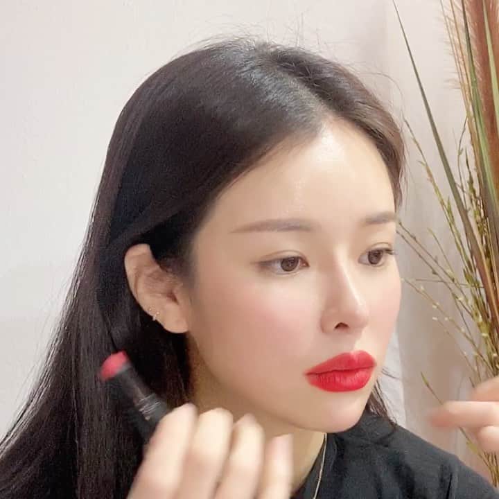 クォン・スジョンのインスタグラム：「요즘 대세가 오버립인데.... 대세 따라가려다보니 너무 과해짐 🤦🏻‍♀️ 색상 너무 이쁘지 않나욤?♥️  #립스틱 #레드립 #레드립스틱 #오버립」