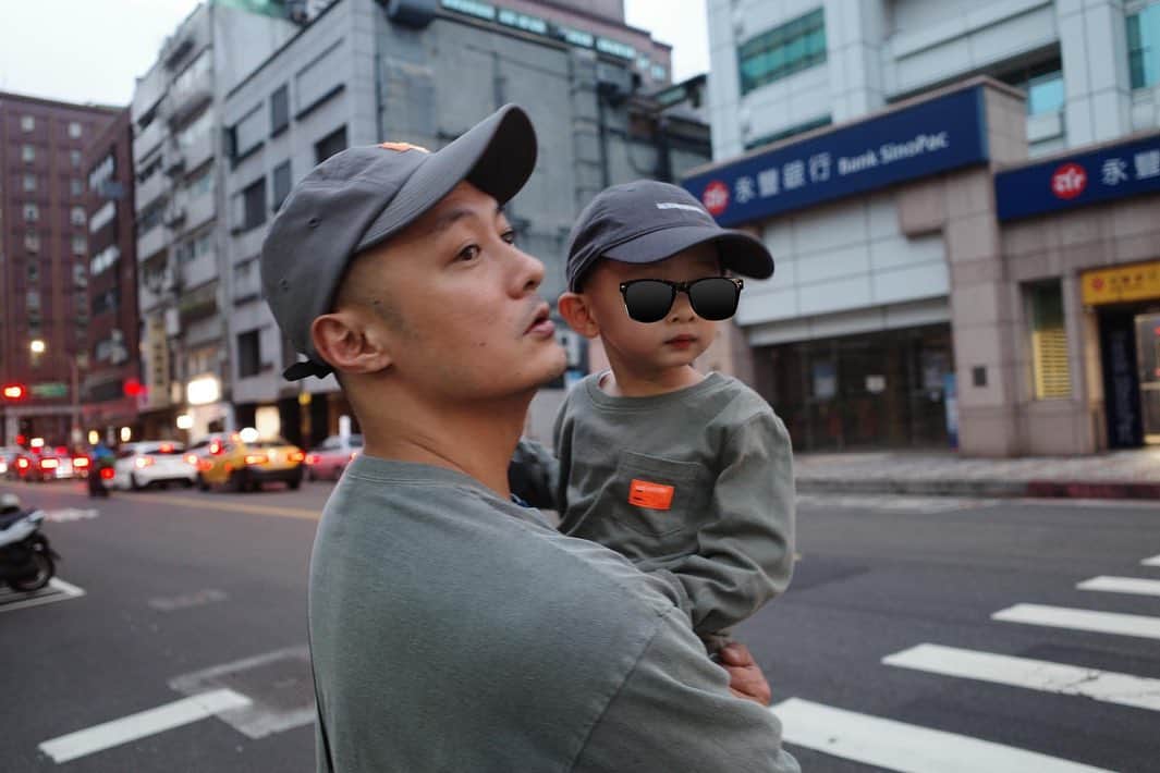 余文樂のインスタグラム：「👨🏻👦🏻」