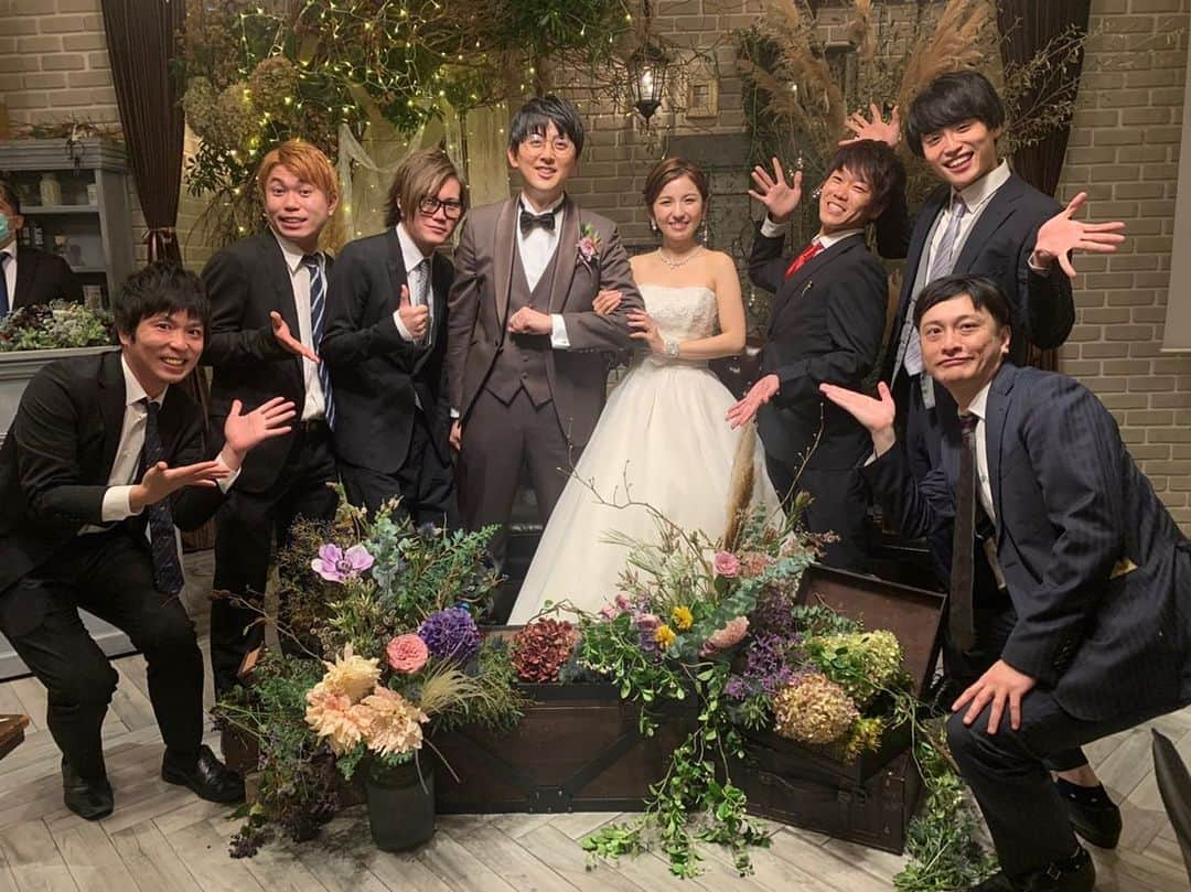 池田直人のインスタグラム：「とってもお世話になってるビスケッティ佐竹さんの結婚式いかせてもらいました！  華やかで、キラキラしてて、おしゃれで、とっても感動的で幸せでした。  おめでとうございます！  #ビスケッティ佐竹　さん #ご結婚おめでとうございます #いつもお世話になってます #お父さんのスピーチおもしろかった #ついでにカッコつけました #ニューヨーク嶋佐 さん米つけてた」