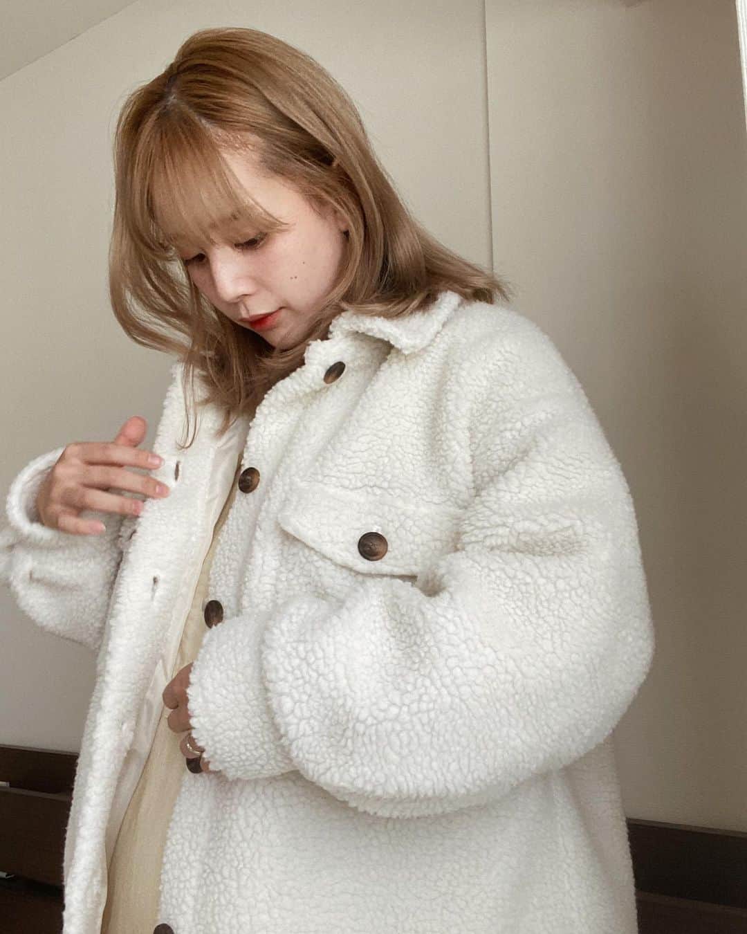 目見田早弥子のインスタグラム：「🌨 あったかモコモコ。 今年は白を着たい気分なので真っ白なアウターを チョイスしてみました🕊🤍 オーバーサイズやから抱っこ紐してももたつかへんし お尻まで隠してくれる丈感が◎ 妊娠で増えた体重&広がった骨盤と戦う毎日です🥲💭 @titivatejp #titivate#ティティベイト#titivatestyle #オーバーサイズボアジャケット」