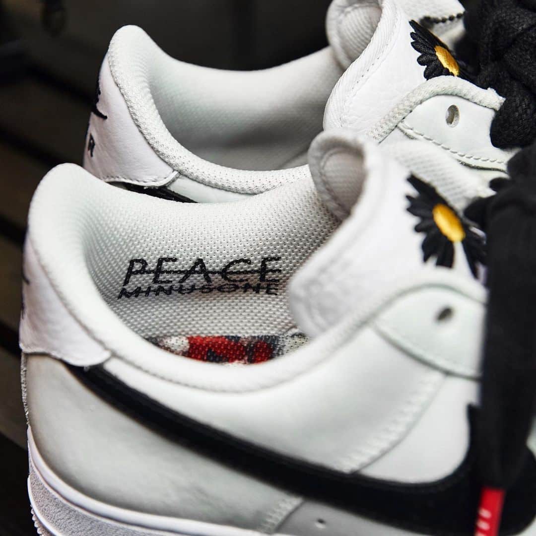 HYPEBEASTさんのインスタグラム写真 - (HYPEBEASTInstagram)「@hypebeastkicks: Here’s a detailed look at @xxxibgdrgn’s @peaceminusonedotcom x @nike Air Force 1 “Para-Noise 2.0” ahead of its November 25 release. Serving as a sequel to the first “Para-Noise” collaboration, the pair is centered around a clean white tone with a peel-away element that reveals an original artwork once again inspired by G-Dragon’s sense of optimism towards art as a form of self-expression. Finishing accents come in the form of contrasting black tumbled leather Swoosh branding, embroidered daisy motifs at the tongue, eyelet pins and branded thick laces. Click the link in our bio for more. It’s set to go for a price of $200 USD.⁠⠀ Photo: Seunghoon Jeong/@hypebeastkr」11月21日 20時12分 - hypebeast