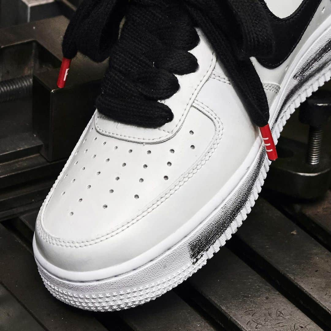 HYPEBEASTさんのインスタグラム写真 - (HYPEBEASTInstagram)「@hypebeastkicks: Here’s a detailed look at @xxxibgdrgn’s @peaceminusonedotcom x @nike Air Force 1 “Para-Noise 2.0” ahead of its November 25 release. Serving as a sequel to the first “Para-Noise” collaboration, the pair is centered around a clean white tone with a peel-away element that reveals an original artwork once again inspired by G-Dragon’s sense of optimism towards art as a form of self-expression. Finishing accents come in the form of contrasting black tumbled leather Swoosh branding, embroidered daisy motifs at the tongue, eyelet pins and branded thick laces. Click the link in our bio for more. It’s set to go for a price of $200 USD.⁠⠀ Photo: Seunghoon Jeong/@hypebeastkr」11月21日 20時12分 - hypebeast