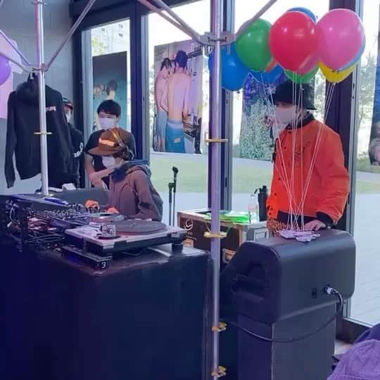 DJ DARUMAのインスタグラム：「娘の現場DJを初めてみた感想を 記録として投稿します📝  基本的に選曲は彼女が全て自分でやったのですが 人生初現場の1曲目にM.I.A.の''Paper Planes''を 選んだの嬉しかった。僕自身DEX時代に何度も フロアにドロップした曲なので。 (最初はDJ姿が緊張でカタイw)  昨夜の練習中に''トラヴィスは絶対盛り上がる''と 娘が言った通りgoosebumpsで マイメン達(もち小学生)をロックしてたのが とても印象的でした。ケンドリックの バースで妙にグルーヴィーに踊る姿も👌🏻 で、ラストトラックがMURA MASAって チョイスもとても良いと思うぞ。  何より終わったあと『めっちゃ面白かった！ もう一回やりたい』と楽しかったようなのでなにより。  …親バカ全開な感想ですいません😅✨  ついこないだまで赤ちゃんだったのに もう現場でDJをやるようになりました(汗」