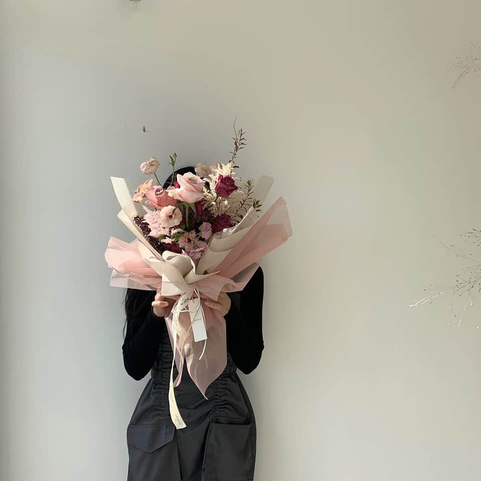 플로리스트 이주연 florist Lee Ju Yeonさんのインスタグラム写真 - (플로리스트 이주연 florist Lee Ju YeonInstagram)「. . 마음에 들어해주셔서 감사합니다 🙆🏻‍♀️ 좋은 후기덕분에 행복한 하루 🤍 . #바네스꽃다발  . 订花 WeChat ID vaness_flower 페이팔 결제 가능  클래스상시모집 당일꽃주문가능 . #수업문의 #주문예약 #lesson #Order  Katalk ID vaness52 WeChat ID vaness_flower E-mail vanessflower@naver.com . 서초구 양재천로 123 5층 📞02-545-6813 . #vanessflower #florist #flowershop #handtied #flowerlesson #花束 #바네스플라워 #플로리스트 #꽃다발 #부케 #플로리스트학원 #플라워레슨 #양재동꽃집 #양재역꽃집 #꽃다발주문 #꽃수업 #꽃주문  #대관 #공간대여 #스튜디오대관 #자연광스튜디오 #자연광스튜디오대관 #스튜디오」11月21日 20時15分 - vanessflower