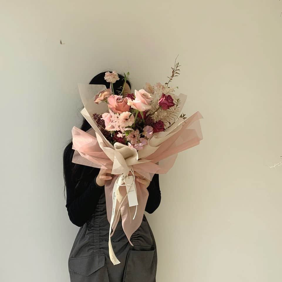 플로리스트 이주연 florist Lee Ju Yeonさんのインスタグラム写真 - (플로리스트 이주연 florist Lee Ju YeonInstagram)「. . 마음에 들어해주셔서 감사합니다 🙆🏻‍♀️ 좋은 후기덕분에 행복한 하루 🤍 . #바네스꽃다발  . 订花 WeChat ID vaness_flower 페이팔 결제 가능  클래스상시모집 당일꽃주문가능 . #수업문의 #주문예약 #lesson #Order  Katalk ID vaness52 WeChat ID vaness_flower E-mail vanessflower@naver.com . 서초구 양재천로 123 5층 📞02-545-6813 . #vanessflower #florist #flowershop #handtied #flowerlesson #花束 #바네스플라워 #플로리스트 #꽃다발 #부케 #플로리스트학원 #플라워레슨 #양재동꽃집 #양재역꽃집 #꽃다발주문 #꽃수업 #꽃주문  #대관 #공간대여 #스튜디오대관 #자연광스튜디오 #자연광스튜디오대관 #스튜디오」11月21日 20時15分 - vanessflower