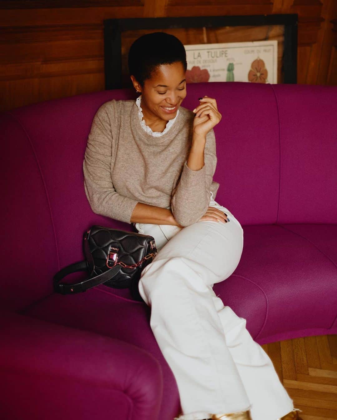フルラのインスタグラム：「Photography was a part of her childhood and family environment. One day she picked up the camera and begun to document style. We met with @tamumcpherson at her home, and it was inspiring. Link in bio. #thefurlasociety #furlafeeling #newcollection #furla #accessories #fashion」