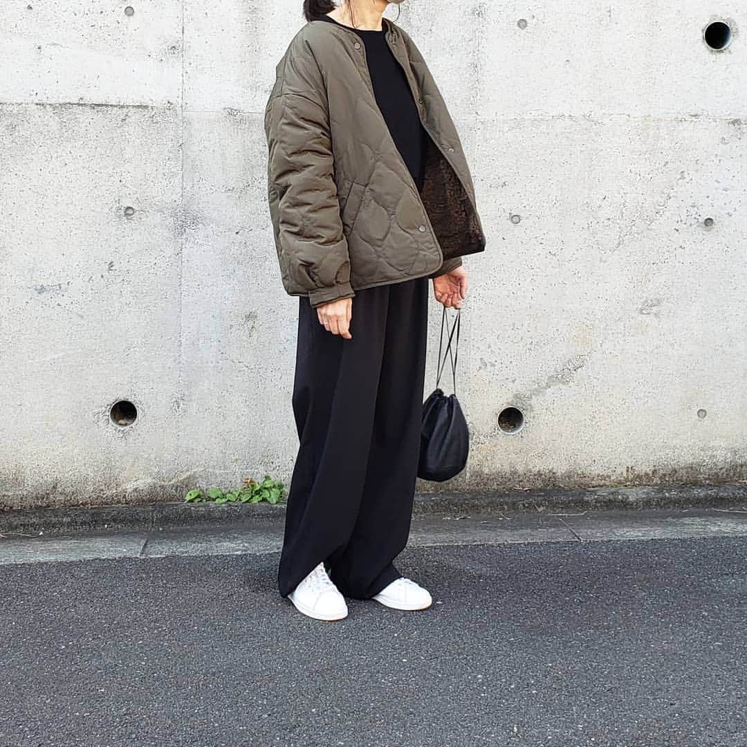 のインスタグラム：「* 再入荷のメールが来てすぐにポチった#@zara のアウター。 リバーシブルで、今回内側にした方はモフモフしてます。あったかい～～ * アウター、トップス、ボトムス:#zara  シューズ:#adidas#stansmith バッグ:#fillthebill * #ootd#outfit#fasion#coordinate#simple#casual#zaraコーデ#ザラジョ#上下zara#アディダス#スタンスミス#巾着バッグ#キルティングジャケット#リバーシブルジャケット#ザラ#冬コーデ#カジュアルコーデ#シンプルコーデ#ママコーデ#今日のコーデ#アラフォーコーデ#コーデ」
