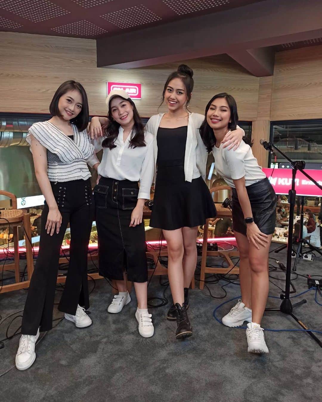 のインスタグラム：「With kesayangan😍😘🤗」