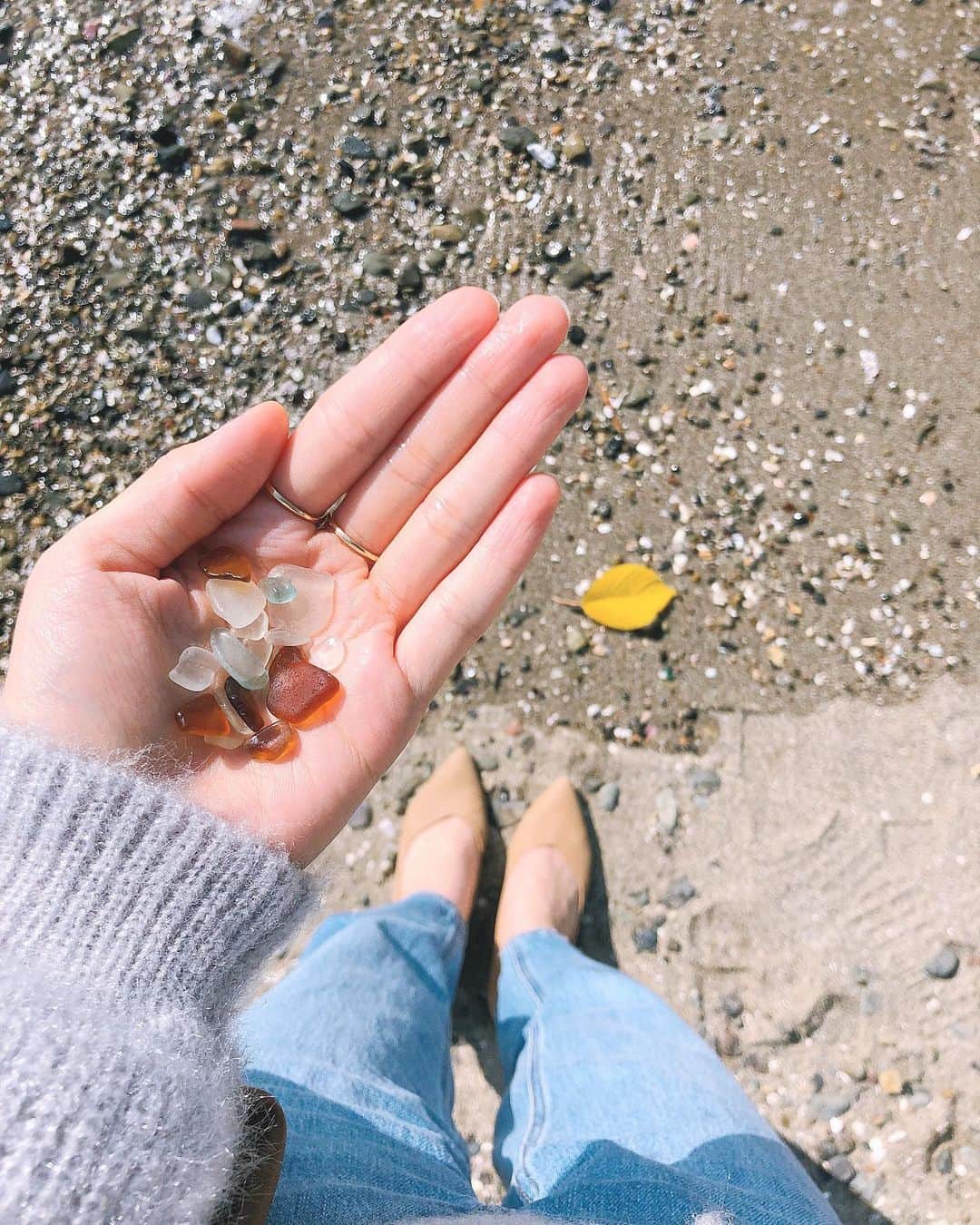 林穂乃花のインスタグラム：「. 綺麗な色のシーグラスを探すのが難しくて、 ブルーがほしかったな🍊  #シーグラス」