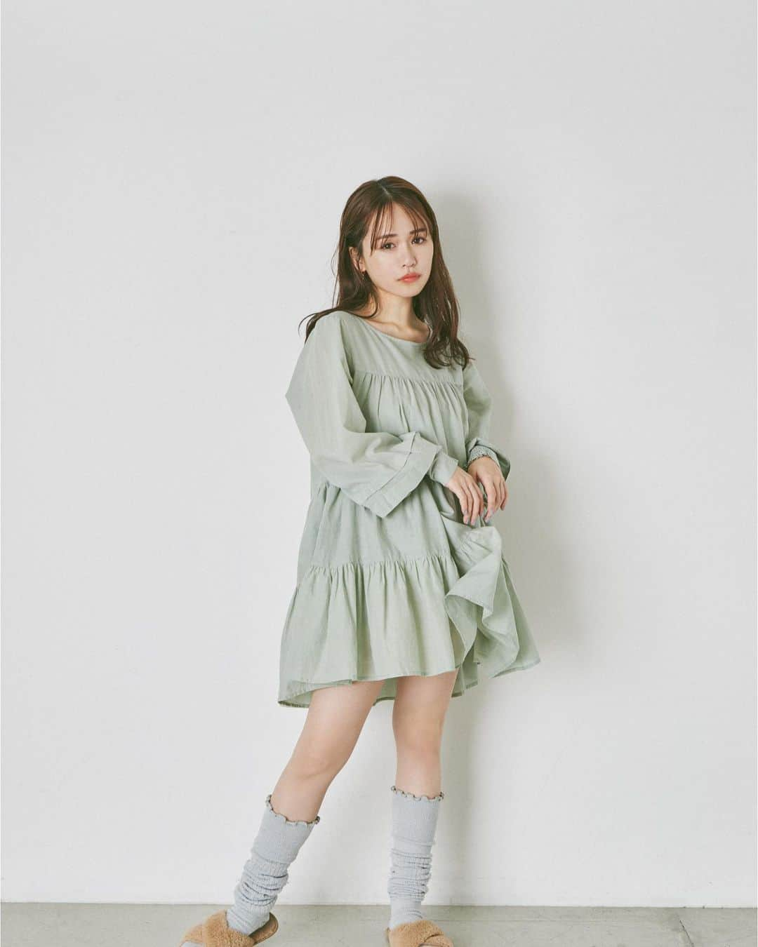 菅本裕子さんのインスタグラム写真 - (菅本裕子Instagram)「REVEYU Winter collection﻿ 本日21時〜販売スタートです❤︎﻿ ﻿ 「特に好きなのはどれですか？」﻿ ﻿ と毎回コメントを頂くのだけど、﻿ 正直......選べない！！😂﻿ ﻿ 食事と同じで、その時の気分だったり、天気だったり、会う人だったりで1番は変わっちゃうので😂！強いて言うなら、全部1番好き！😂﻿ ﻿ けど、ここ数日着ることが1番多かったので言うと....﻿ ﻿ コットンティアードチュニックワンピース﻿ です❤︎﻿ ﻿ （以下、公式HPの商品概要）﻿ コットン100％のボイル素材を使用し、ボリュームのあるフォルムが印象的なチュニックワンピースです。﻿ 着こんでいくと更に柔らかくなる素材は、肌にも優しく着心地も最高です。﻿ ショートパンツを合わせてワンピース風に、ロングパンツを合わせてレイヤードを楽しむのも◎﻿ タウンウェアとしても着られる嬉しいアイテムです。﻿ 素材的にも季節問わずお使い頂けます。﻿ ﻿ ----﻿ ﻿ とにかく柔らかいし、このまま寝れちゃう質感だし、袖とか超可愛くて😭😭色も可愛すぎ！﻿ ﻿ 　﻿ 本日、発売の30分前、、﻿ 20:30から私のアカウントでインスタライブしますね🙋🏻‍♀️実際に沢山着たり、皆さんのコメントを返信していきます！ぜひ〜！﻿ ﻿ #ゆうこす #菅本裕子 #REVEYU #ルームウェア」11月21日 20時18分 - yukos0520