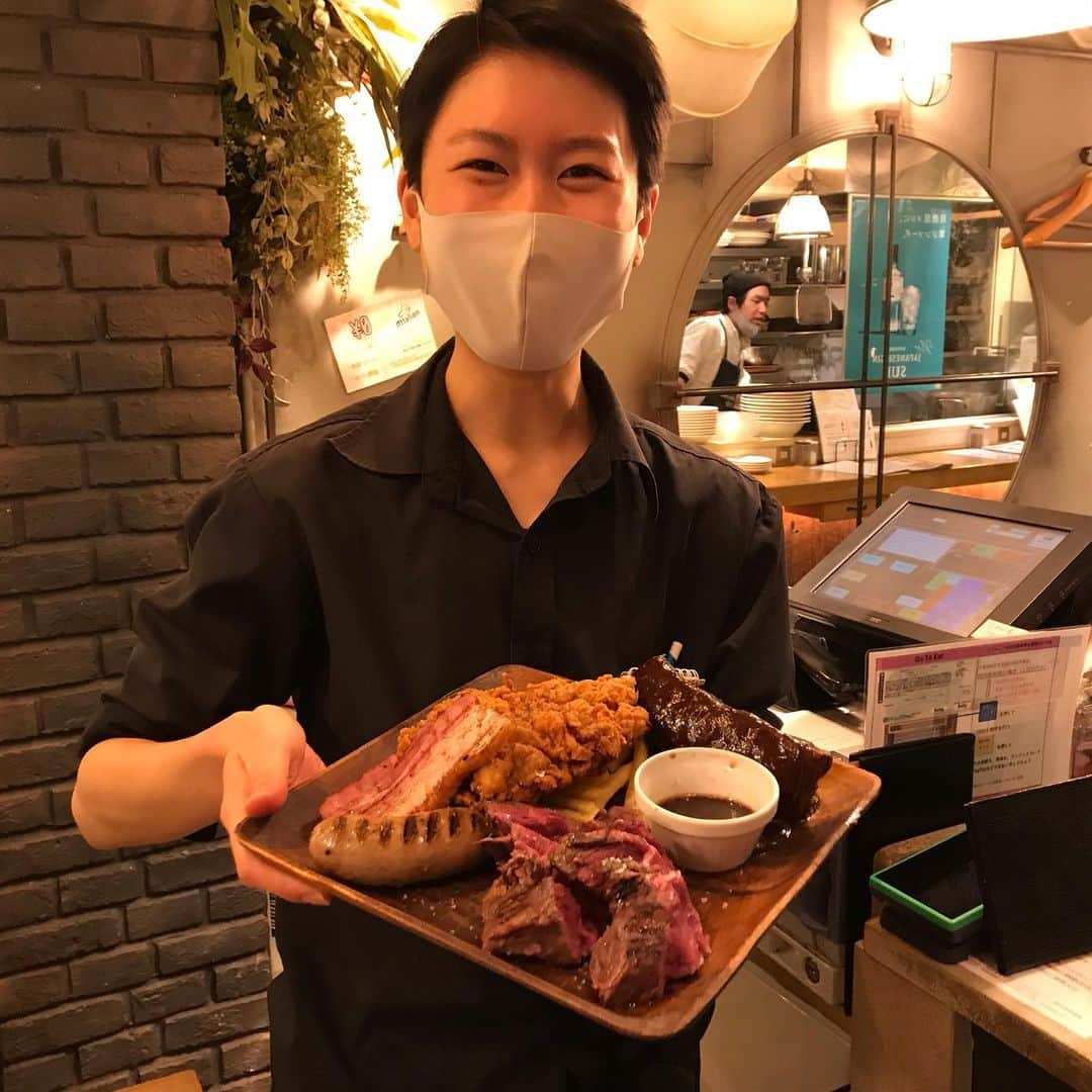 肉talian 金山店さんのインスタグラム写真 - (肉talian 金山店Instagram)「明日は肉の日🍖イベント開催！！ . こんばんは！肉talian金山店のあゆみです😉寒くなってきましたが、みなさんお元気ですか？ . 明日は肉talianの肉の日イベントです✌️ . 🍗肉talian盛り 500円OFF！ 🥩サガリステーキ なんと980円！ そして！肉の日限定で、カイノミステーキをご用意しています🤫 . 明日は、元梅さん&あゆみん&りこ で元気に営業します🥳 . #肉talian #肉タリアン #金山 #肉 #ワイン #スパークリングワイン #ステーキ #カジュアルイタリアン #イタリアン #牛肉 #豚肉 #ポルケッタ #鶏肉 #フライドチキン #メッセージプレート #デザートプレート #金山南口 #名古屋 #金山駅すぐ #肉の日 #肉盛り合わせ  #誕生日 #バースデーサプライズ #サプライズメッセージ #サプライズプレート」11月21日 20時19分 - nikutalian_kanayama