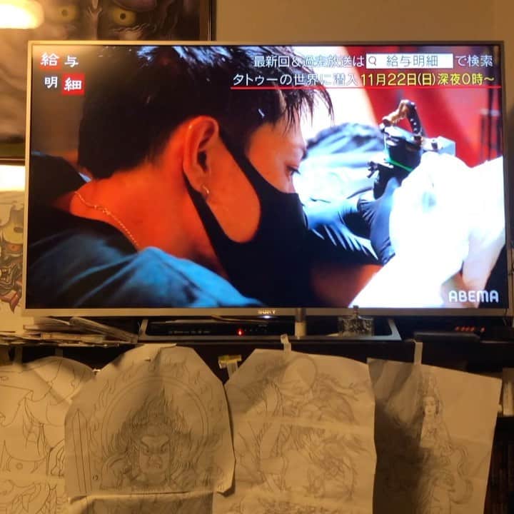 彫師美漸のインスタグラム：「11/22 00:00 明日深夜放送 abema TV【給与明細】 ・ 2週間無料なので、お時間がありましたら是非観てみてください😊🙏 ・ ご協力して頂いた方々、本当にありがとうございました🙇‍♂️✨ ・ #給与明細　#abematv #刺青 #彫師 #美漸 #彫師美漸 #海老名 #中目黒 #タトゥー #東京タトゥー #tokyo #tattoo #art #fashion #bizenart #bizen #문신　#Bizentattoo  #tattooer #tattooist #tattooartist #tattooart #tattooshop #japanesetattoo」