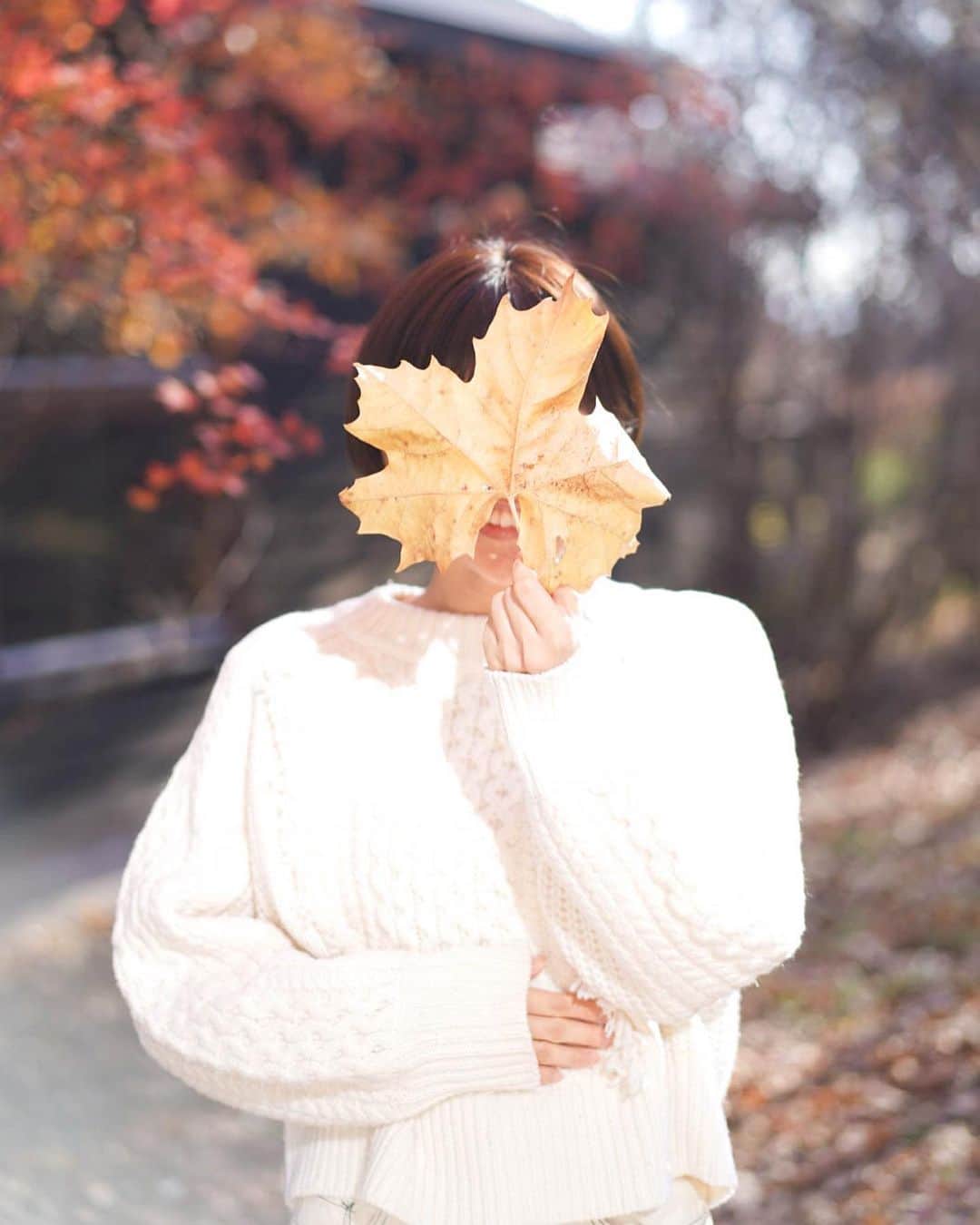 木南清香のインスタグラム：「🍁 ・ ・ @konnatsumi と紅葉デート🍁 ・ 大きな葉っぱで いないいないばぁ🙈 してくれる… 心優しい昆ちゃんです☺️ ・ #🍁 #紅葉 #秋の色 ・ 撮影の時だけマスク外してます😷」