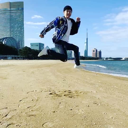 アキ（荒木良明）のインスタグラム：「いろんな形で、ありがとうございました‼︎ 末成映薫ねえさんと、アーたんユーたん。ゼロからのチャレンジ。吉本新喜劇のレジェンドが公演後に新ネタを考えて練習して翌朝「こんなんどう」って持って来てくれはり、驚いて感動。 作家さんと僕、出演メンバー全員で伸びしろだらけの新しい新喜劇、応援してくれた皆さんのお陰で千穐楽まで進化し続けました。感謝‼︎ まだまだこれから‼︎  #リールはまだこれから勉強  明日は陣内くんゲストで、福岡芸人のピンネタイベントMCさせてもらいます‼︎」