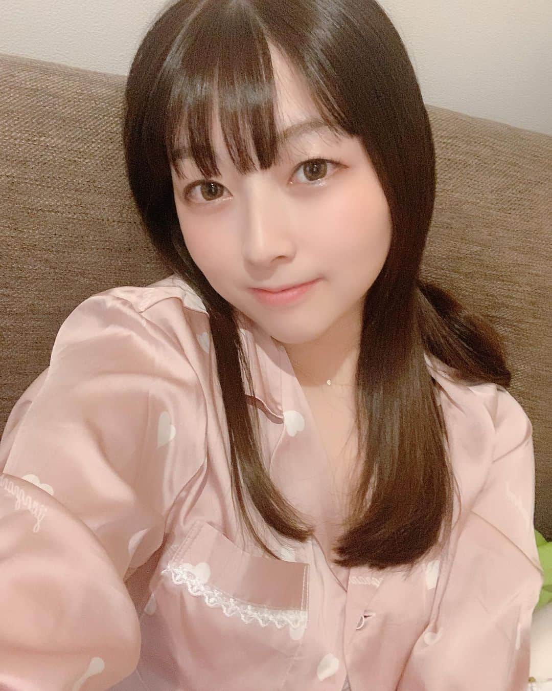 のインスタグラム：「. . 美容院に行きました🙆‍♀️ 産後髪の毛の広がりがひどくなってしまったから初めてストレートを当ててもらってカラーもしてもらった❤︎ めちゃくちゃいい感じで幸せ〜😘 . . @tkyk_k さん神！！！ . . 今日が46回目だったらしい😂 いつもほんまにありがとうございます😂😂😂 . . . #東京 #美容院 #表参道」