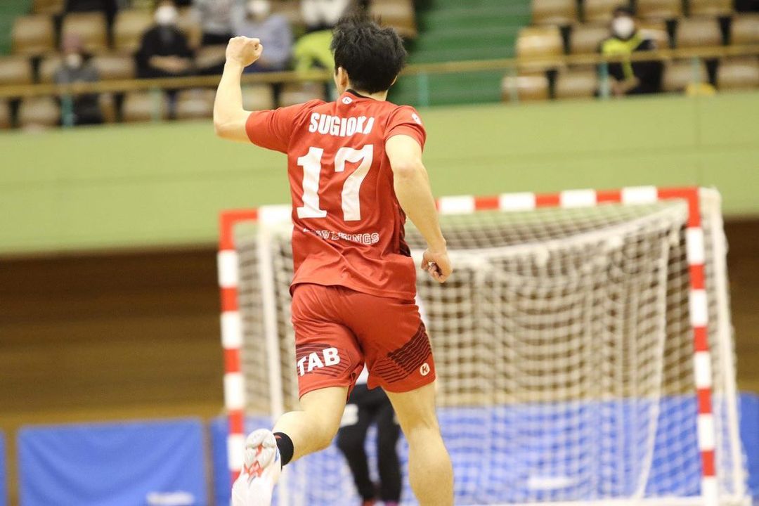 杉岡尚樹のインスタグラム：「Win✌️リーグ2週目突入‼︎🦍🔴﻿ 📸: @senkamemugimugi #トヨタ車体 #bravekings #handball #ハンドボール」