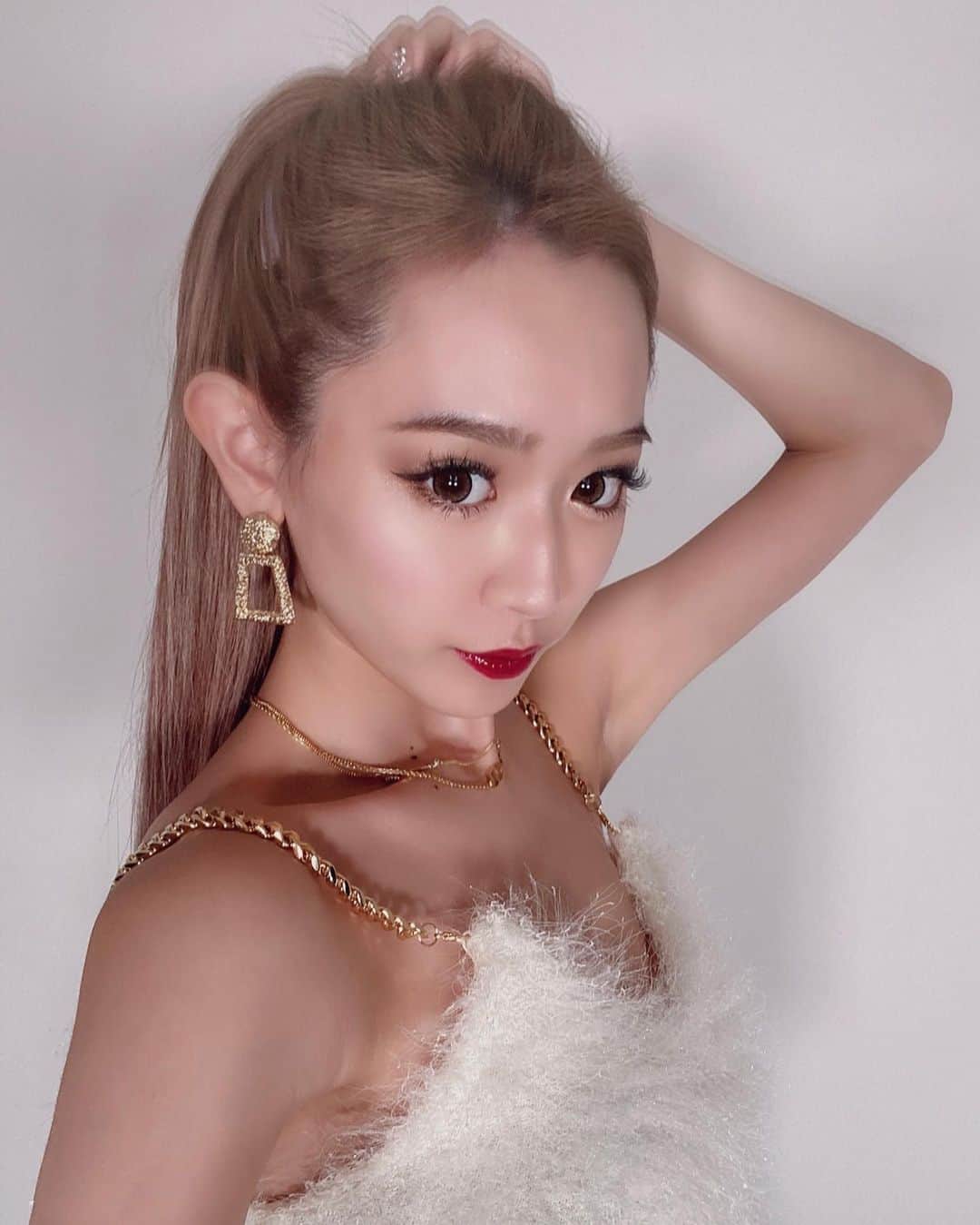 田村月光（ツッキー）のインスタグラム：「. 2色展開のチェーンキャミ❤️ ・ ・ ゴールドでたか見えするし、 とりあえず可愛すぎる🥺笑笑 ・ ・ 27発売だから絶対GETしてね〜！ 月とオソロにしよ💖💖💖 @vered.official」