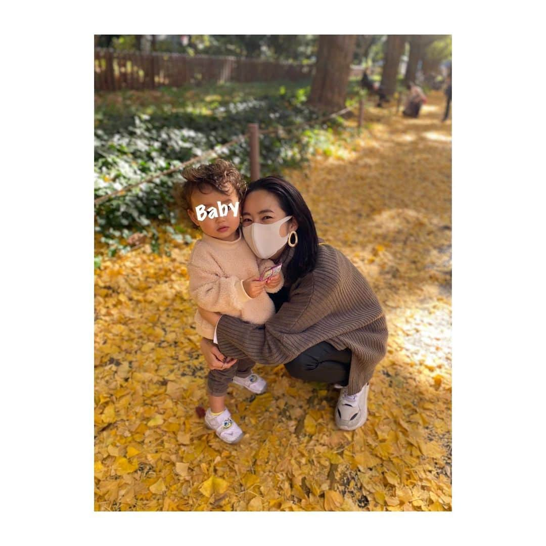 美保なな実のインスタグラム：「🍂💛🍁  外苑の銀杏がとっても綺麗だったよ！！！  毎年この時期は必ず来てて。  娘もピース👌🏻(←のつもり)して喜んでくれました〜😍  来年も行こうね〜🙌🏻」