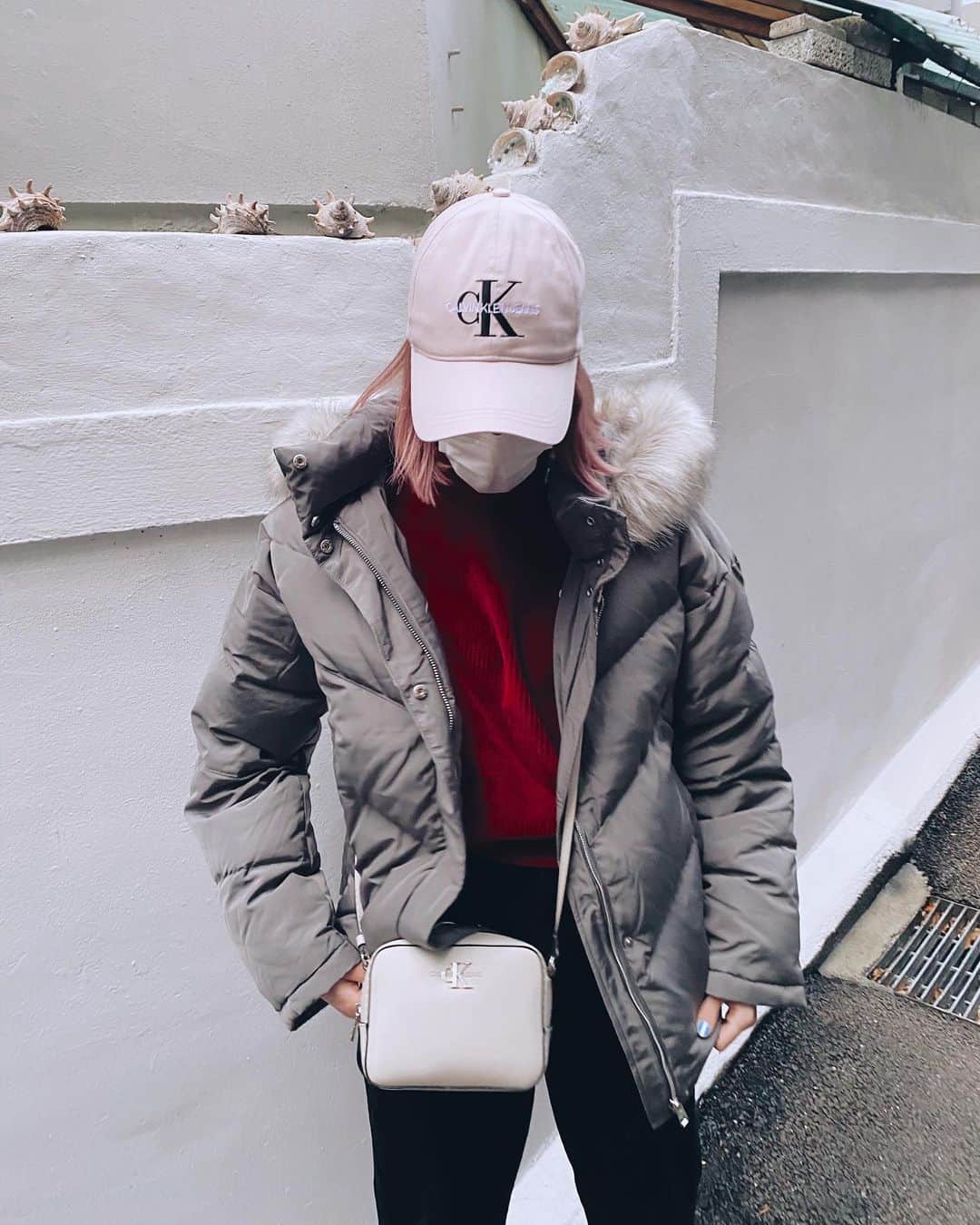 ステファニー・ミチョヴァのインスタグラム：「#광고 @calvinklein 작은것이라도 오늘 하루 있었던 좋은 일을 얘기해주세요! 저는 제 손톱색이랑 잘 어울리는 소라껍질을 길에서 발견했어요.ㅋㅋㅋㅋㅋㅋ 🐚🥰🐚🥰🐚 Tell me something good that happened today. Even if it’s small. I found a seashell that matches my nail color LOL.  😍  #캘빈클라인 #CK패딩 #CK가방」