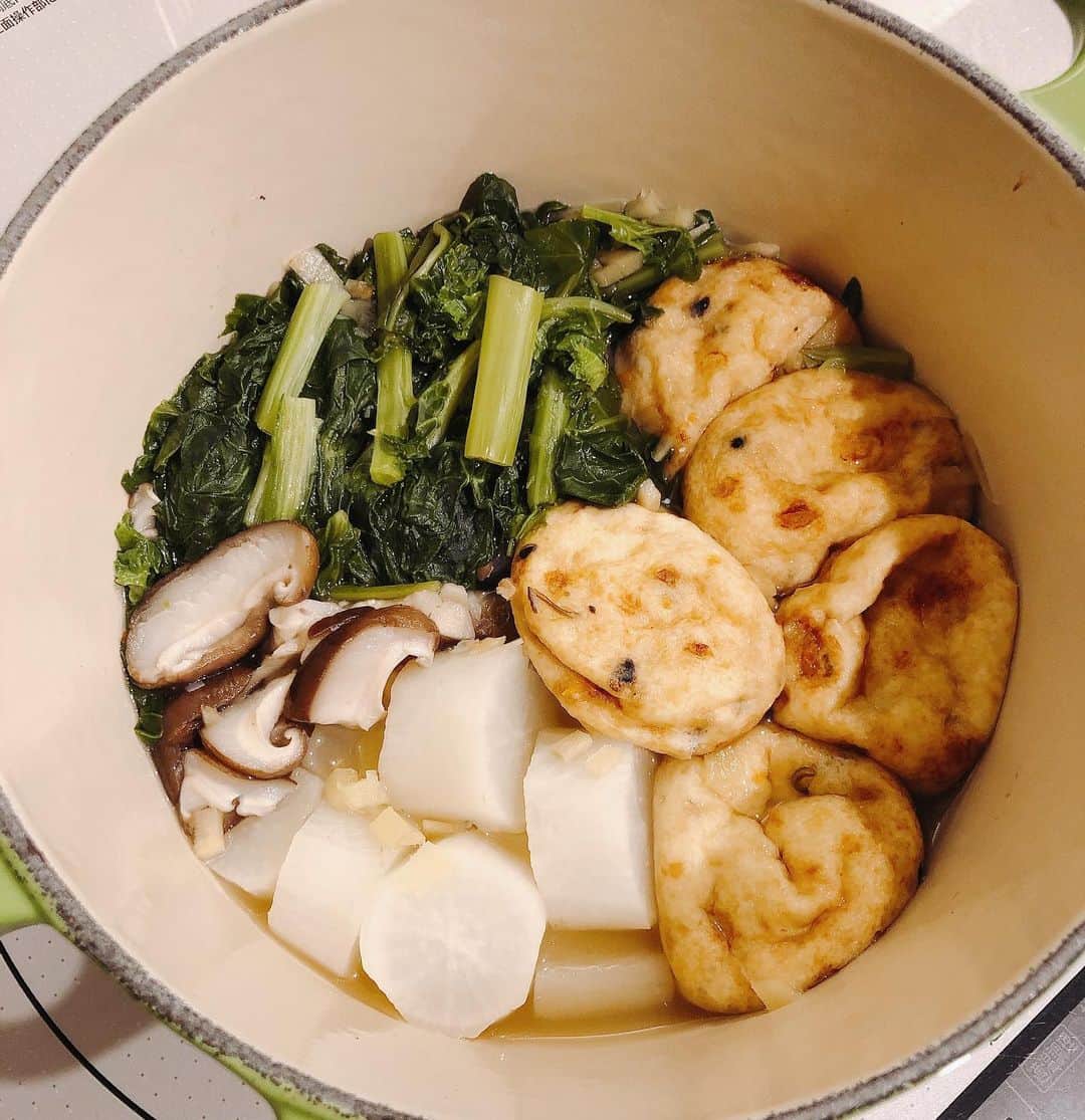 芝彰子さんのインスタグラム写真 - (芝彰子Instagram)「コトコト…。  ル・クルーゼで煮込みすると とっても早く、そして旨味がぎゅっと 美味しく出来上がる☺︎ . ポイントは、 始めはお野菜と塩麹だけで蒸し煮にしてから お出汁とがんもを加えて少し煮て 味付けをして、コトコト煮込むこと！  今回は、お酒とみりんと白だし、 ほんのちょっぴりのお醤油。  このがんもおいしーいの☺️♡ @yugawara12an  . #煮物 #がんも #ルクルーゼ お野菜🥬は @omefarm」11月21日 20時31分 - akiaki1221