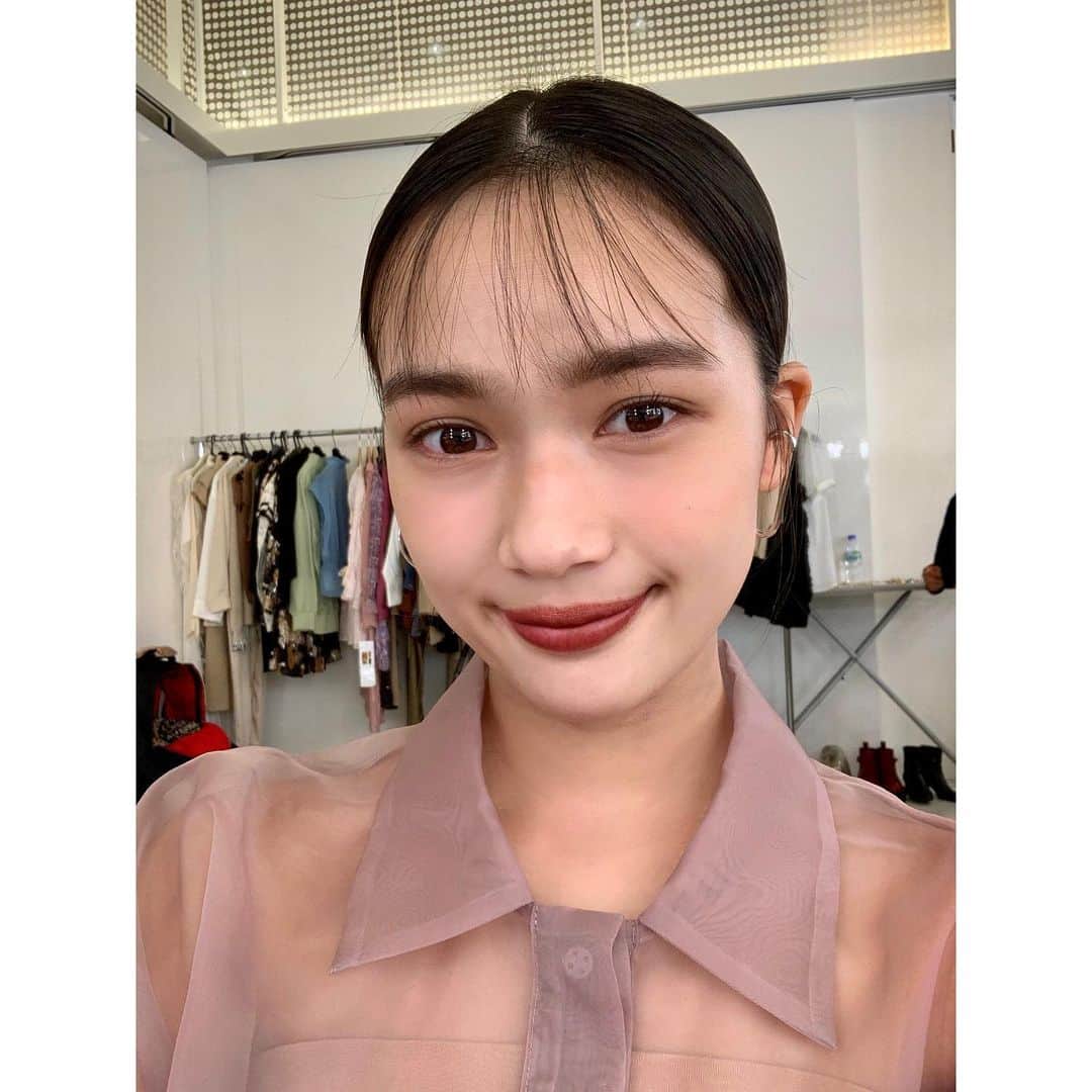 新井舞良のインスタグラム：「@vocemagazine ❤️🧡 下半期ベストコスメ企画の撮影をしました。 優秀なコスメがいっぱいでした！ 是非チェックしてみてください🌟#voceベストコスメ2020下半期 #voceベスコス」