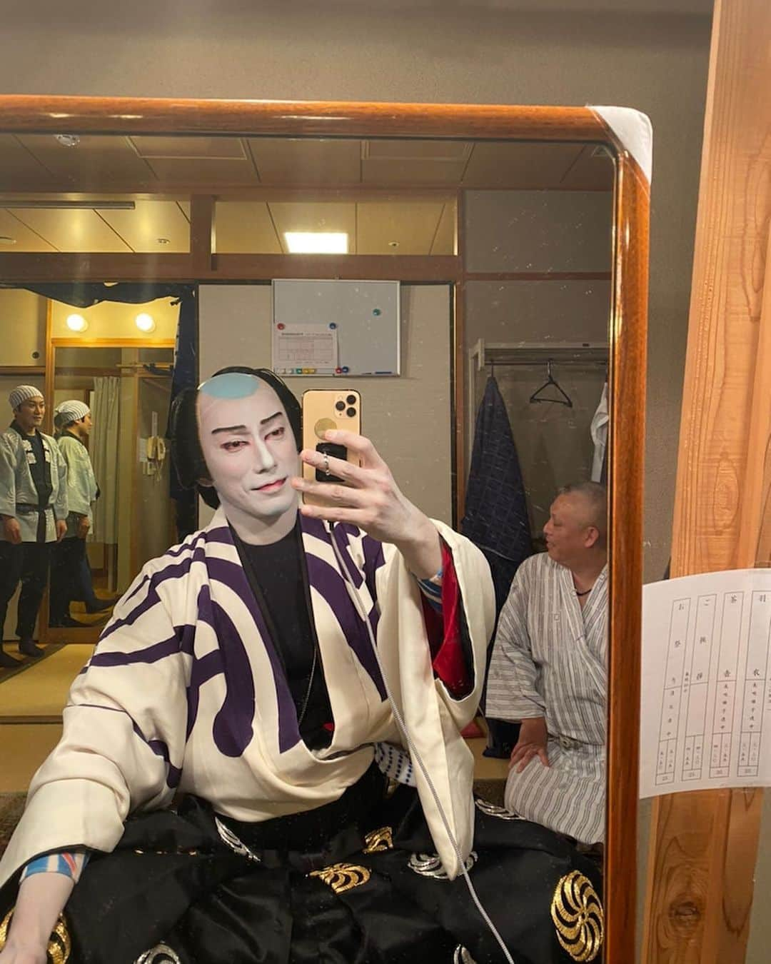 市川海老蔵 （11代目）さんのインスタグラム写真 - (市川海老蔵 （11代目）Instagram)「Done with the stage and now bath time🛀. Four more days to go - I’m thinking over this performance.  Anyhow, such a nice bath-, bathing after stage & workout makes you get warm inside your body.  This time’s Hakata stay, I’m mostly staying at the hotel, and there was a discovery of what kind of person I, myself, is.  Under normal circumstances  I would go out whenever I want to, but in an area where that’s not possible, plus without my family and so just by myself, you get to meet yourself that you hadn’t noticed while spending such a time.  Good thing I became aware of that. Was a great learning period, but wait, it’s still early to wrap up I’ve got four more days to go...  Thank you for your support.  haha💦 * 終わりまして 風呂🛀。 残り4日かぁ～ と振り返ってます。  しかしいい湯だぁ~、 舞台終えてトレーニング終えての 風呂は 芯から温まる感じですね。  今回の博多で ほぼホテル暮らしですが、 はじめて自分ってこんな感じの人なんだーと 発見もありました。  普段ですと 出掛けたい時に 出かけるわけですが それが出来ない空間で しかも家族もいないで一人で その時間を過ごすと 思いもよらない自分に会えたりしましたね。  気がつけて良かった。 勉強になったな、 と振り返るのもまだ早い あと4日。。  よろしくお願いします。 笑笑💦  #市川海老蔵 #海老蔵 #成田屋 #歌舞伎  #歌舞伎座 #和 #舞台 #ABKAI #ABMORI #ebizoichikawa #ebizo #kabuki #thunderparty #ebizotv #theater #theaterarts #actor #kabukiactor #japan #classic #traditionaljapan #japaneseculture #japan_og_insta #performingarts」11月21日 20時37分 - ebizoichikawa.ebizoichikawa