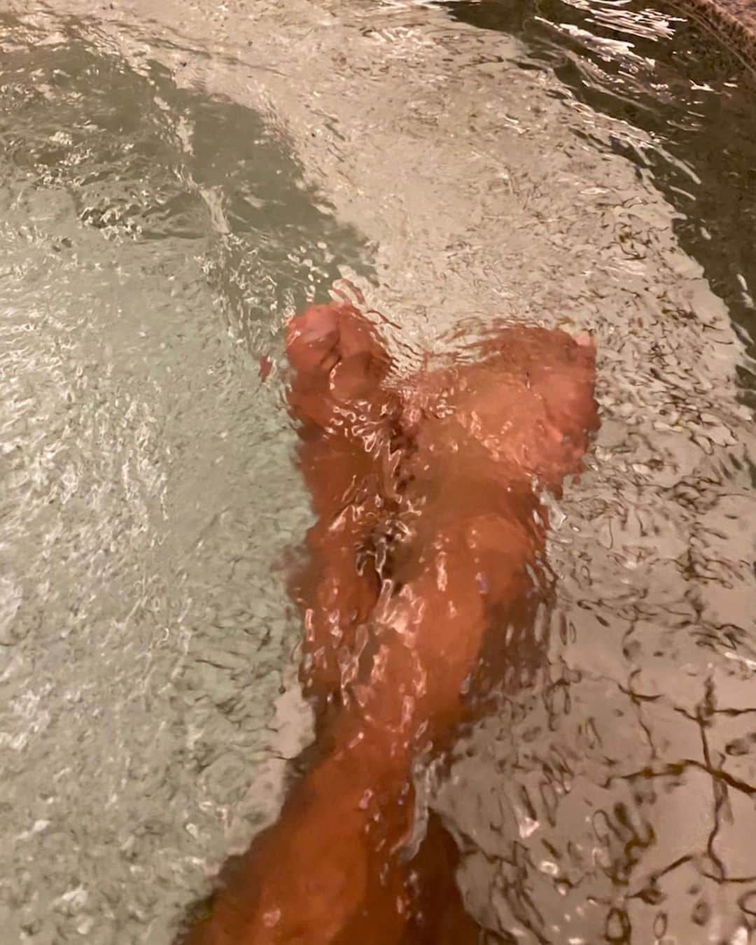 市川海老蔵 （11代目）さんのインスタグラム写真 - (市川海老蔵 （11代目）Instagram)「Done with the stage and now bath time🛀. Four more days to go - I’m thinking over this performance.  Anyhow, such a nice bath-, bathing after stage & workout makes you get warm inside your body.  This time’s Hakata stay, I’m mostly staying at the hotel, and there was a discovery of what kind of person I, myself, is.  Under normal circumstances  I would go out whenever I want to, but in an area where that’s not possible, plus without my family and so just by myself, you get to meet yourself that you hadn’t noticed while spending such a time.  Good thing I became aware of that. Was a great learning period, but wait, it’s still early to wrap up I’ve got four more days to go...  Thank you for your support.  haha💦 * 終わりまして 風呂🛀。 残り4日かぁ～ と振り返ってます。  しかしいい湯だぁ~、 舞台終えてトレーニング終えての 風呂は 芯から温まる感じですね。  今回の博多で ほぼホテル暮らしですが、 はじめて自分ってこんな感じの人なんだーと 発見もありました。  普段ですと 出掛けたい時に 出かけるわけですが それが出来ない空間で しかも家族もいないで一人で その時間を過ごすと 思いもよらない自分に会えたりしましたね。  気がつけて良かった。 勉強になったな、 と振り返るのもまだ早い あと4日。。  よろしくお願いします。 笑笑💦  #市川海老蔵 #海老蔵 #成田屋 #歌舞伎  #歌舞伎座 #和 #舞台 #ABKAI #ABMORI #ebizoichikawa #ebizo #kabuki #thunderparty #ebizotv #theater #theaterarts #actor #kabukiactor #japan #classic #traditionaljapan #japaneseculture #japan_og_insta #performingarts」11月21日 20時37分 - ebizoichikawa.ebizoichikawa