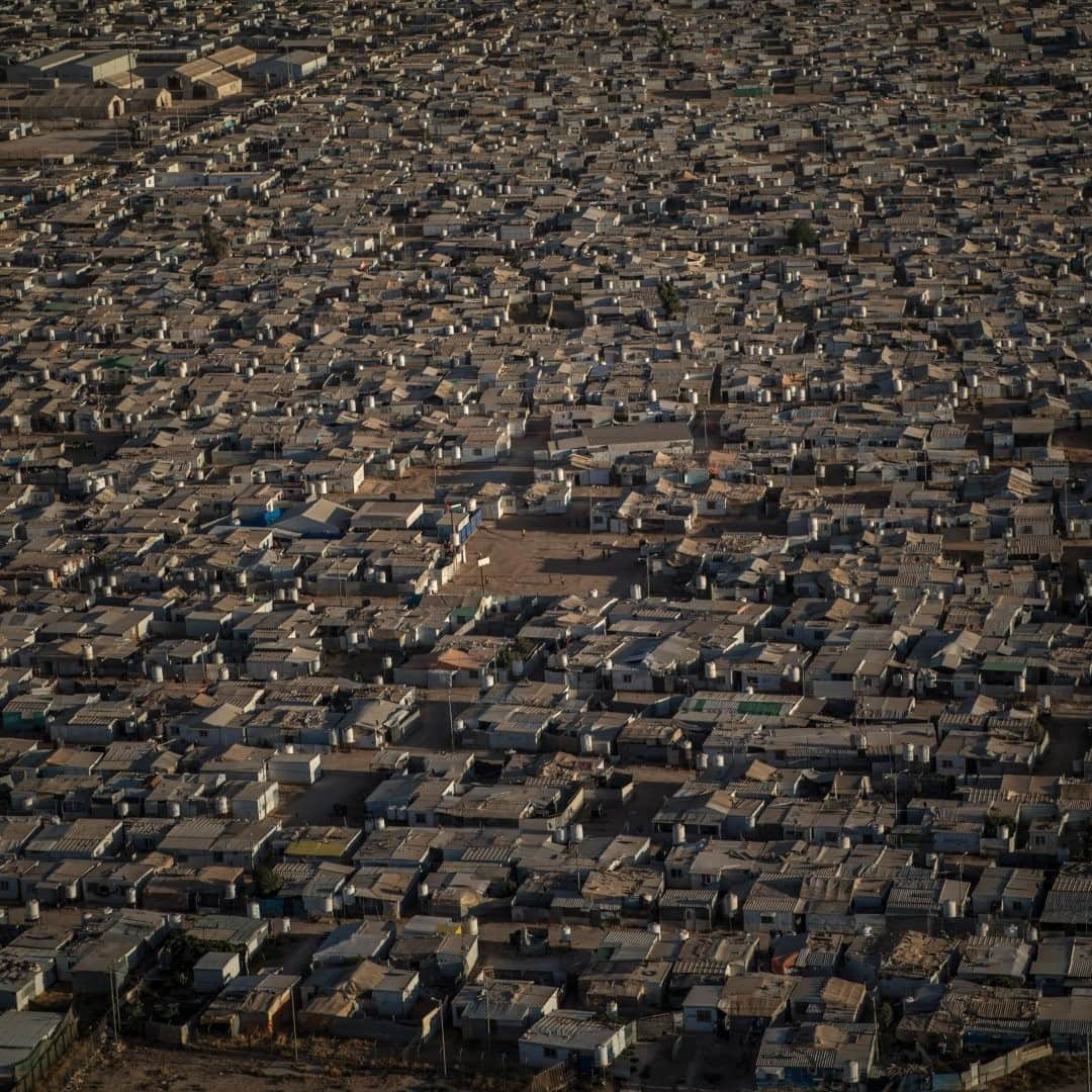 ナショナルジオグラフィックさんのインスタグラム写真 - (ナショナルジオグラフィックInstagram)「Photo by Muhammed Muheisen @mmuheisen / A view of the Syrian refugee camp of Zaatari, in Jordan, photographed last year as I flew out of the capital. For more photos and videos of the refugee crisis, follow me @mmuheisen @mmuheisenpublic. For more on how to get involved, follow @everydayrefugees #muhammedmuheisen #everydayrefugees」11月21日 20時39分 - natgeo