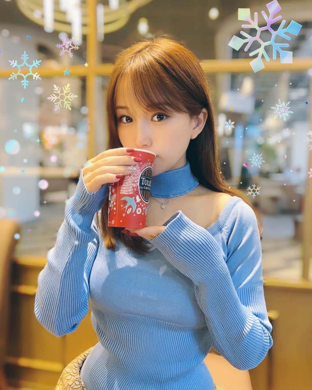 嬉野ゆみさんのインスタグラム写真 - (嬉野ゆみInstagram)「* * * ❄️❄️🍓🍓❄️❄️ * * こんばんは♬今週末は3連休なんだねっ🥰 * * 今日はカフェ投稿🤍 新作のタリーズのルビーチョコ&苺ロイヤルミルクティー💗甘さ控えめにしたよ🍓タリーズのロイヤルミルクティーが好きで行ったらいつも頼んでる♬ 苺のは甘酸っぱくて美味しい✨😉 * * 最近は暖かくて過ごしやすい〜✨わたしは、もうすっかり12月な気分❄️☃️クリスマスソングずっと聴いてるもん🎅 * * * みてみてっ あわあわ🤍💭☺️ * * * #タリーズ #tullyscoffee  #ルビーチョコアンド苺ロイヤルミルクティー #カフェ #カフェスタグラム #あざとい #あざとい系女子 #あざといは正義 #彼女とデートなうに使っていいよ」11月21日 20時39分 - ureshino_chan