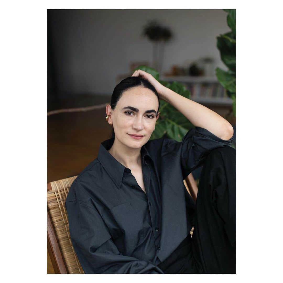 のインスタグラム：「Frida ❤️ @fridaescobedo  Our Favorite Architects -  wearing her wardrobe Rika studios daily . For her Blaze shirt perfect for weekends .  Growing up In Mexico allowed Frida Escobedo to analyze how people interact with buildings ,often in resourceful and innovative ways . Constraint - economic or Spatial - forces people to acquire new and to use them in creative ways . Escobedo tries to use common materials which - though patterns ,rhythms and unexpected contexts - acquire new meanings . 💚♻️✅」