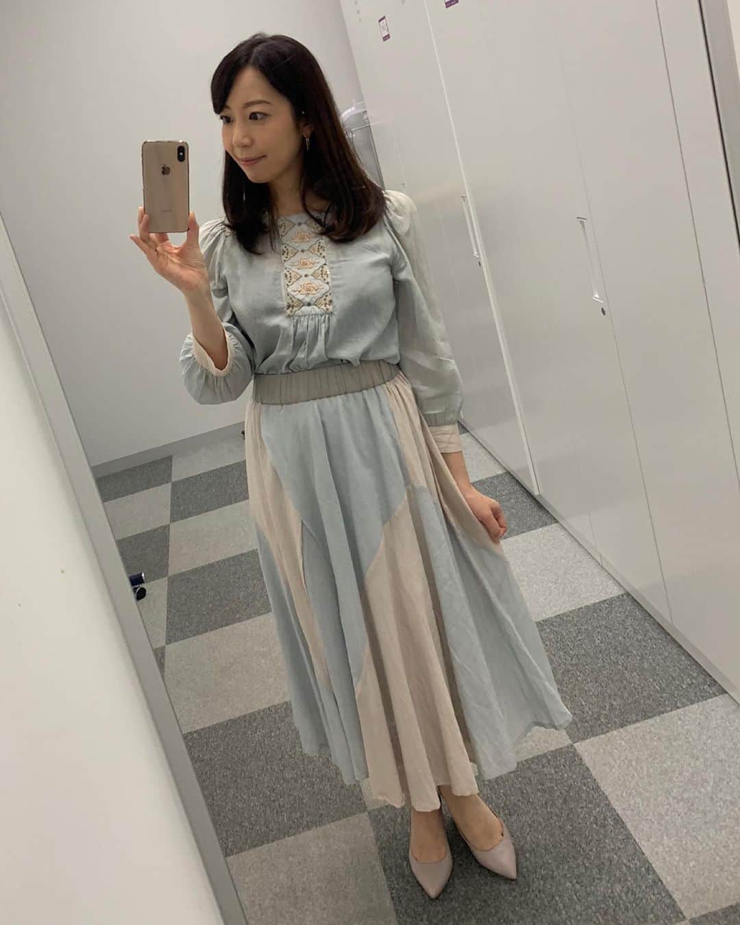 のインスタグラム：「前回の投稿に温かいコメントをたくさん頂き、有難うございました✨ ひとつひとつ大事に読ませて頂きました‼︎ . 写真は木曜日のWBS衣装です。 すでにウエストが消滅し、着られる服が減っていく中😭💦 お腹が目立ちにくいものを毎回スタイリストさんが探してきてくれています。 感謝ですね🙏✨ . さて、この後のアド街は 「埼玉　本庄」です💁‍♀️ #アド街ック天国 #アド街 #本庄 #中山道 #宿場町 #きゅうりの…⁈ #マタニティコーデ」