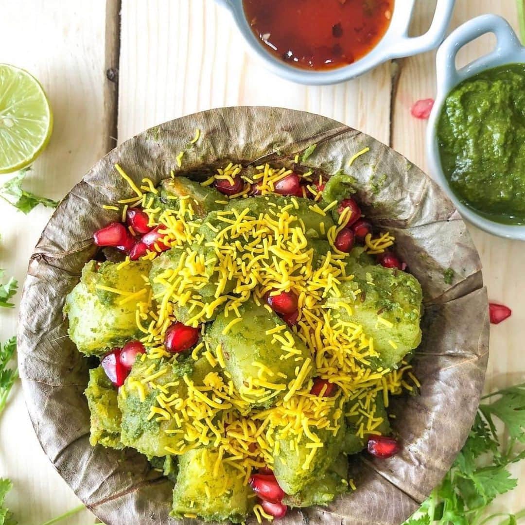 Archana's Kitchenさんのインスタグラム写真 - (Archana's KitchenInstagram)「Chatpata, flavorful, tangy, spicy green chutney aloo chaat is popular street food in North India. It s easy and simple to make at home. You can serve these as a yummy snack to go with your tea. Get the recipe from the smart.bio link in my profile @archanaskitchen . . . . . . . #recipes #easyrecipes #snacks #teatime #teatimesnacks #archanaskitchen #chaat #alootikki #aloochaat #indianstreetfood #alootikkichaat #alootikki #tikkichaat ##eatfit #cooking #food #healthyrecipes #foodphotography #recipeoftheday #comfortfood #deliciousfood #monsoonsnacks」11月21日 21時01分 - archanaskitchen
