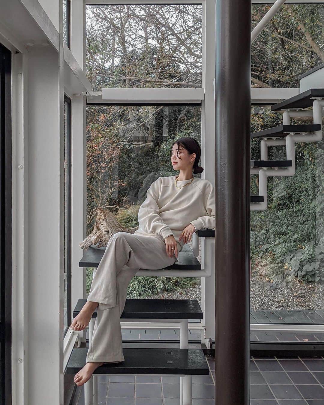 影山可蓮のインスタグラム：「・ ・ Relax time @ Airbnb 🌲 📍伊豆 ・ ・ スケスケおしゃれお宿にて📷 撮影以外は基本的に超楽々な格好🌿 ・ ・ 🏷 TOPS @akte_official  PANTS @aclent_official  ACC @aroq_official  ・ #outfit #ootd  #trip #伊豆 #izu #静岡観光  #コーデ #コーディネート #今日のコーデ #私服　#karen_k_outfit」