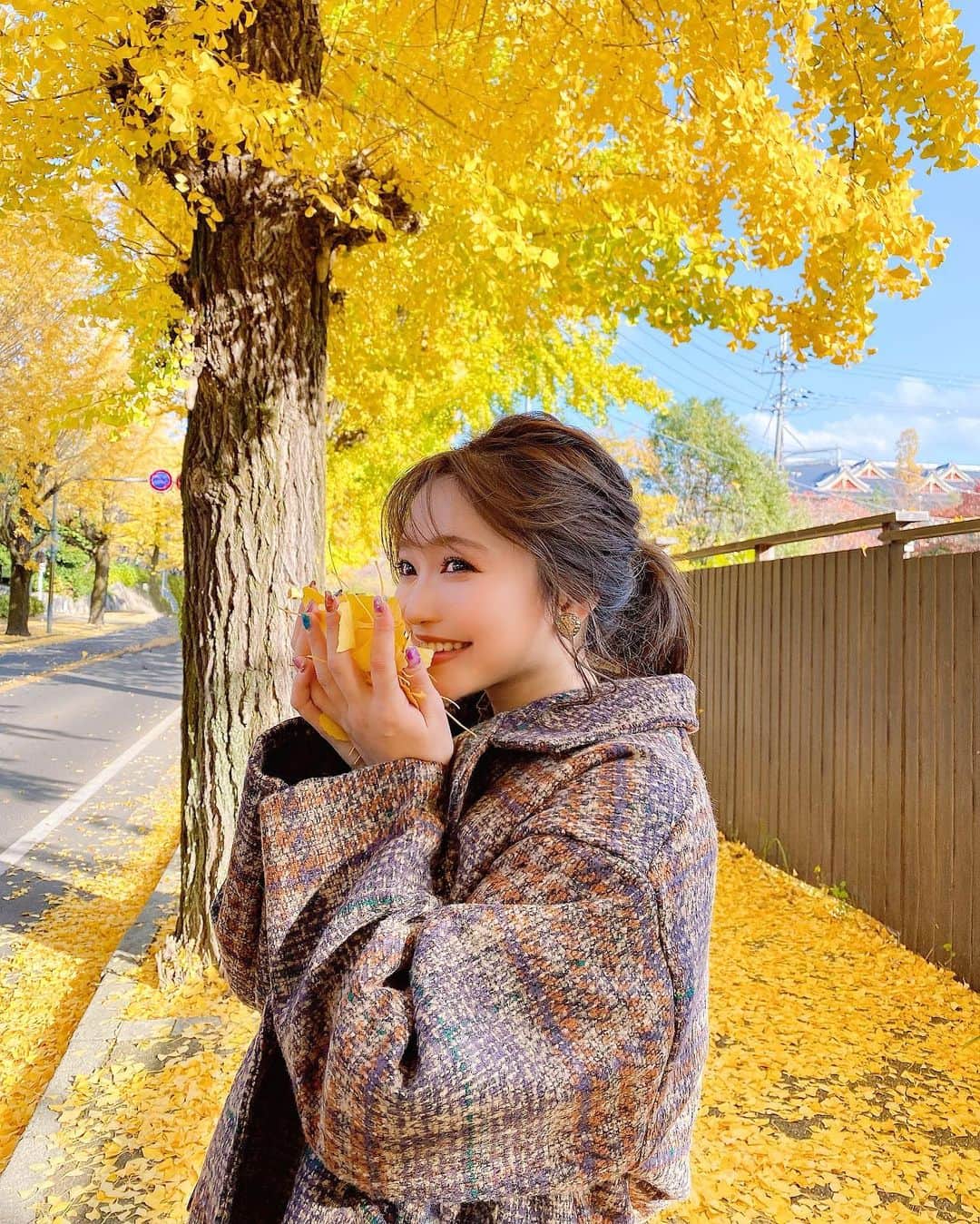 YUKIKOさんのインスタグラム写真 - (YUKIKOInstagram)「. この前の奈良🧡 いちょう並木道めちゃくちゃ綺麗だった😻 天理市役所から天理大学にかけての いちょう並木✨ 落ちたいちょうが黄色の絨毯みたいで それがまた綺麗だった😭✨ . そして写真選べないから沢山載せちゃう🤭💟笑 トップに持ってくる写真 迷ったんやけど。。。 みんなは何枚目がいいと思う？🥺💓 . コーデはタグ付けしてます🏷🧡 . #奈良 #奈良観光 #いちょう並木 #いちょう #天理 #gotoトラベル #コーデ #秋コーデ #nara #narajapan #code #coordinate」11月21日 20時57分 - 128yukinco