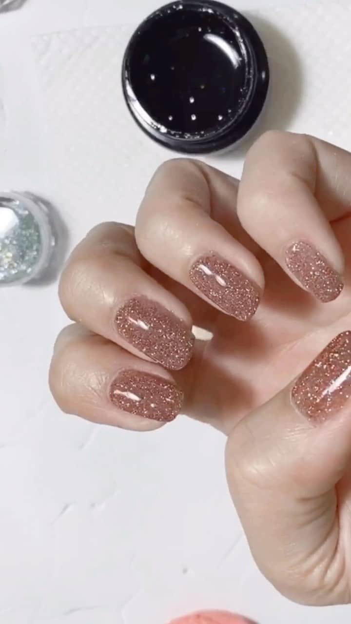 なかやまちえこのインスタグラム：「④の続き。⠀ グリッターを塗ります。⠀ ⠀ Apply a glitter gel.⠀⠀  使用しているのは、PREXY スパークルフラッシュグリッター 6972フラッシュテラコッタ　です。⠀ ⠀ PREGEL・Betty gel・きまぐれキャット・PREANFA・PREXY商品は、⠀ ⠀ ネイリストの方は↓ ⠀ プリモール @nail_premall ⠀ http://gelnailshop.com/ ⠀ ⠀ キャンディポケット @candypocket_official ⠀ http://www.beautysupport.jp/sm/script_main/shoptop.php ⠀ ⠀ セルフの方は↓ ⠀ ジョイアート @joyartofficial ⠀ http://joyart.biz/ ⠀ にて購入頂けます☺️⠀  #nail #nails #nailart #ネイル #美甲 #ネイルアート  #japanesenailart #manucure #japanesenails #manicurist #gelnails #أظافر #네일아트 #미용 #vẽmóng #ジェルオフ #removegel @preanfaofficial @prexyofficial」