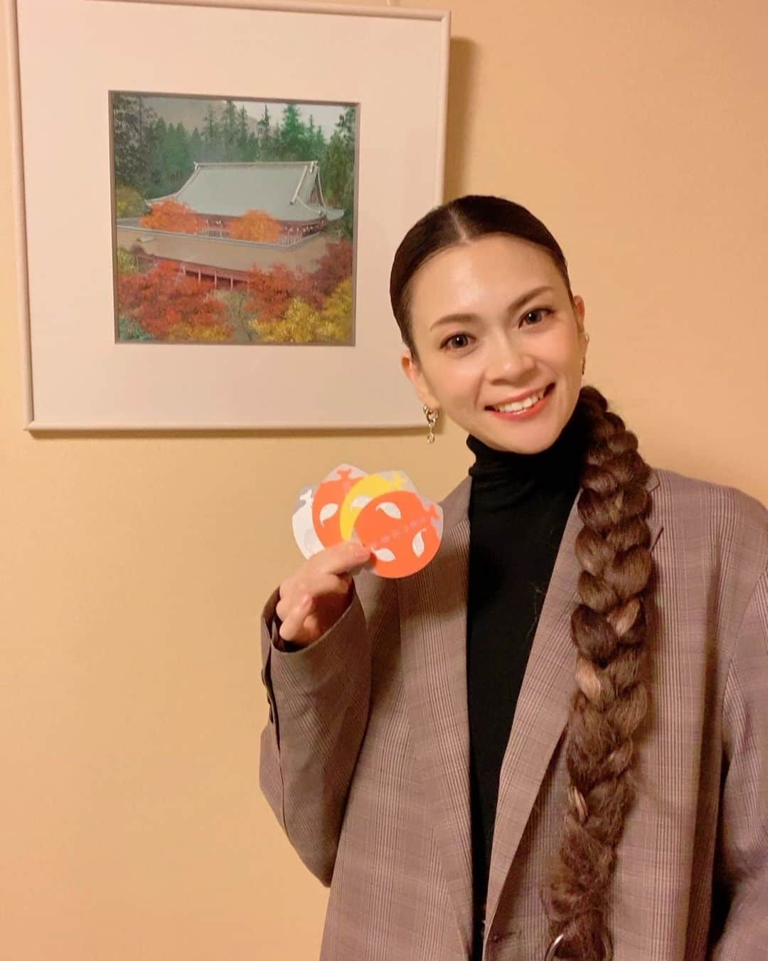 小柳ゆきのインスタグラム：「明日オンエアです‼️  「伝教大師1200年大遠忌報恩 比叡山延暦寺 祈りと希望のコンサート」  ■BS-TBS特番 11/22(日)11:00~12:00  ■ラジオ3局ネット特番 α-STATION 11/22(日)21:00~21:55  FM大阪・Kiss FM KOBE 11/22(日)19:00~19:55  是非チェックしてくださいね💁‍♀️  by STAFF #延暦寺  #釈迦堂 #延暦寺会館 #ジャーパンファン #小柳ゆき」
